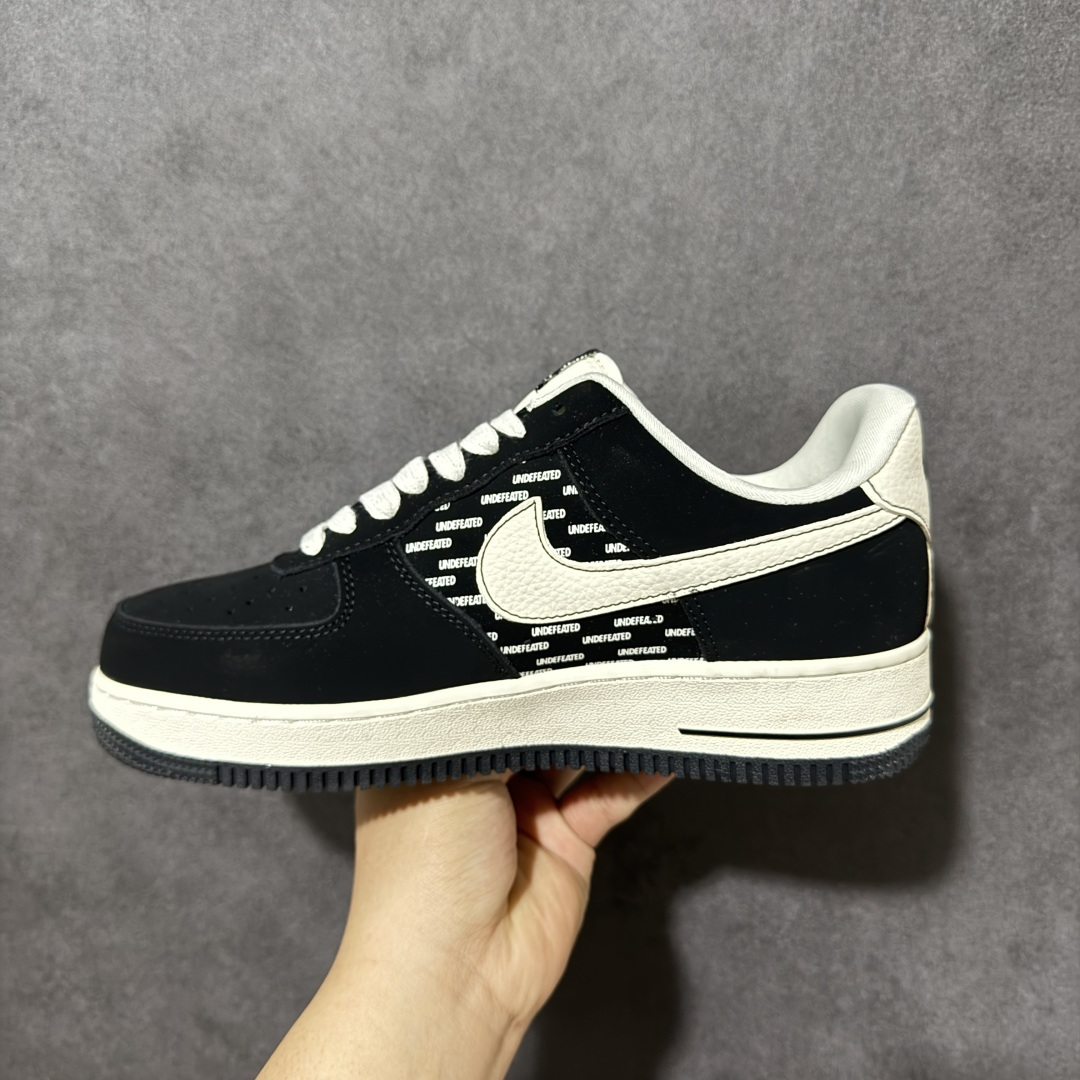 图片[2]-【定制版】UNDEFEATED x Nike Air Force 1 联名款 黑白色 重磅来袭 街头OG联名，把潮流DNA焊在鞋上！ UNDEFEATED满印鞋身+经典Swoosh Logo，黑白撞色高级感拉满， 麂皮质感鞋面，上脚软弹又显质感， Air气垫缓震加持，日常出街、炸场穿搭都能打！ 鞋盒专属联名设计，收藏级颜值 货号：DW8806-004 尺码：36 36.5 37.5 38 38.5 39 40 40.5 41 42 42.5 43 44 44.5 45-选品中心