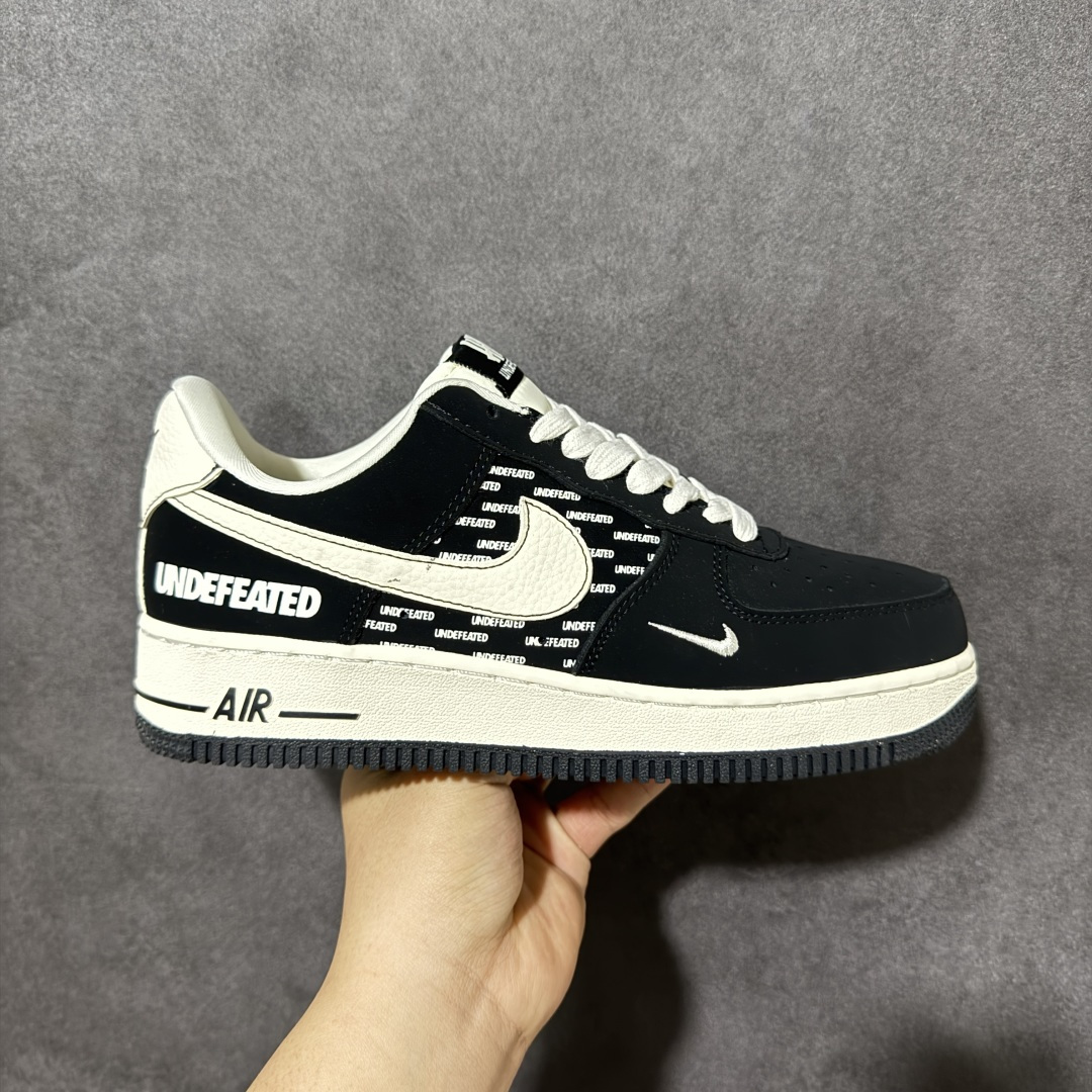 【定制版】UNDEFEATED x Nike Air Force 1 联名款 黑白色 重磅来袭 街头OG联名，把潮流DNA焊在鞋上！ UNDEFEATED满印鞋身+经典Swoosh Logo，黑白撞色高级感拉满， 麂皮质感鞋面，上脚软弹又显质感， Air气垫缓震加持，日常出街、炸场穿搭都能打！ 鞋盒专属联名设计，收藏级颜值 货号：DW8806-004 尺码：36 36.5 37.5 38 38.5 39 40 40.5 41 42 42.5 43 44 44.5 45-选品中心