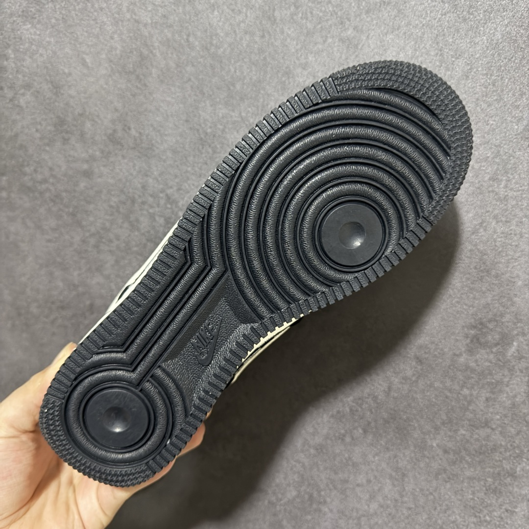 图片[9]-【定制版】UNDEFEATED x Nike Air Force 1 联名款 黑白色 重磅来袭 街头OG联名，把潮流DNA焊在鞋上！ UNDEFEATED满印鞋身+经典Swoosh Logo，黑白撞色高级感拉满， 麂皮质感鞋面，上脚软弹又显质感， Air气垫缓震加持，日常出街、炸场穿搭都能打！ 鞋盒专属联名设计，收藏级颜值 货号：DW8806-004 尺码：36 36.5 37.5 38 38.5 39 40 40.5 41 42 42.5 43 44 44.5 45-选品中心
