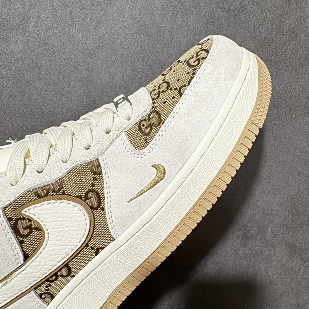 图片[8]-【定制版】AIR FORCE 1 这款联名款空军板鞋，将Gucci经典老花与Nike空军一号版型完美融合，米白麂皮拼接老花帆布，质感高级又自带复古氛围，双勾设计与侧边GUCCI标识彰显联名身份，辨识度拉满。生胶外底耐磨防滑，Air Sole气垫加持，脚感舒适回弹，日常通勤、街头穿搭都能轻松驾驭，无论是搭配牛仔裤还是休闲裙装都尽显高级感，是奢潮玩家与复古爱好者的必入款，颜值与实用性双在线，轻松打造出轻奢街头风。 货号：MM3399-807 尺码：36 36.5 37.5 38 38.5 39 40 40.5 41 42 42.5 43 44 44.5 45-选品中心
