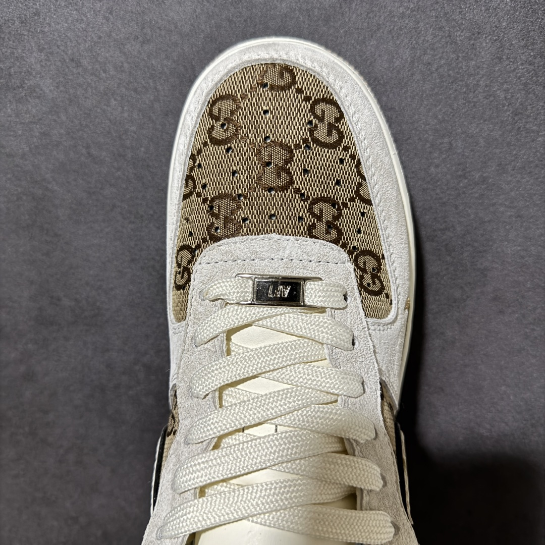 图片[5]-【定制版】AIR FORCE 1 这款联名款空军板鞋，将Gucci经典老花与Nike空军一号版型完美融合，米白麂皮拼接老花帆布，质感高级又自带复古氛围，双勾设计与侧边GUCCI标识彰显联名身份，辨识度拉满。生胶外底耐磨防滑，Air Sole气垫加持，脚感舒适回弹，日常通勤、街头穿搭都能轻松驾驭，无论是搭配牛仔裤还是休闲裙装都尽显高级感，是奢潮玩家与复古爱好者的必入款，颜值与实用性双在线，轻松打造出轻奢街头风。 货号：MM3399-807 尺码：36 36.5 37.5 38 38.5 39 40 40.5 41 42 42.5 43 44 44.5 45-选品中心