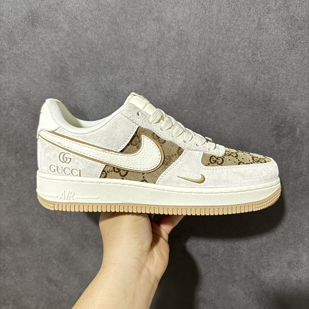【定制版】AIR FORCE 1 这款联名款空军板鞋，将Gucci经典老花与Nike空军一号版型完美融合，米白麂皮拼接老花帆布，质感高级又自带复古氛围，双勾设计与侧边GUCCI标识彰显联名身份，辨识度拉满。生胶外底耐磨防滑，Air Sole气垫加持，脚感舒适回弹，日常通勤、街头穿搭都能轻松驾驭，无论是搭配牛仔裤还是休闲裙装都尽显高级感，是奢潮玩家与复古爱好者的必入款，颜值与实用性双在线，轻松打造出轻奢街头风。 货号：MM3399-807 尺码：36 36.5 37.5 38 38.5 39 40 40.5 41 42 42.5 43 44 44.5 45-选品中心