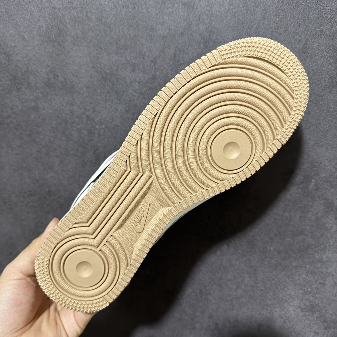 图片[9]-【定制版】AIR FORCE 1 这款联名款空军板鞋，将Gucci经典老花与Nike空军一号版型完美融合，米白麂皮拼接老花帆布，质感高级又自带复古氛围，双勾设计与侧边GUCCI标识彰显联名身份，辨识度拉满。生胶外底耐磨防滑，Air Sole气垫加持，脚感舒适回弹，日常通勤、街头穿搭都能轻松驾驭，无论是搭配牛仔裤还是休闲裙装都尽显高级感，是奢潮玩家与复古爱好者的必入款，颜值与实用性双在线，轻松打造出轻奢街头风。 货号：MM3399-807 尺码：36 36.5 37.5 38 38.5 39 40 40.5 41 42 42.5 43 44 44.5 45-选品中心