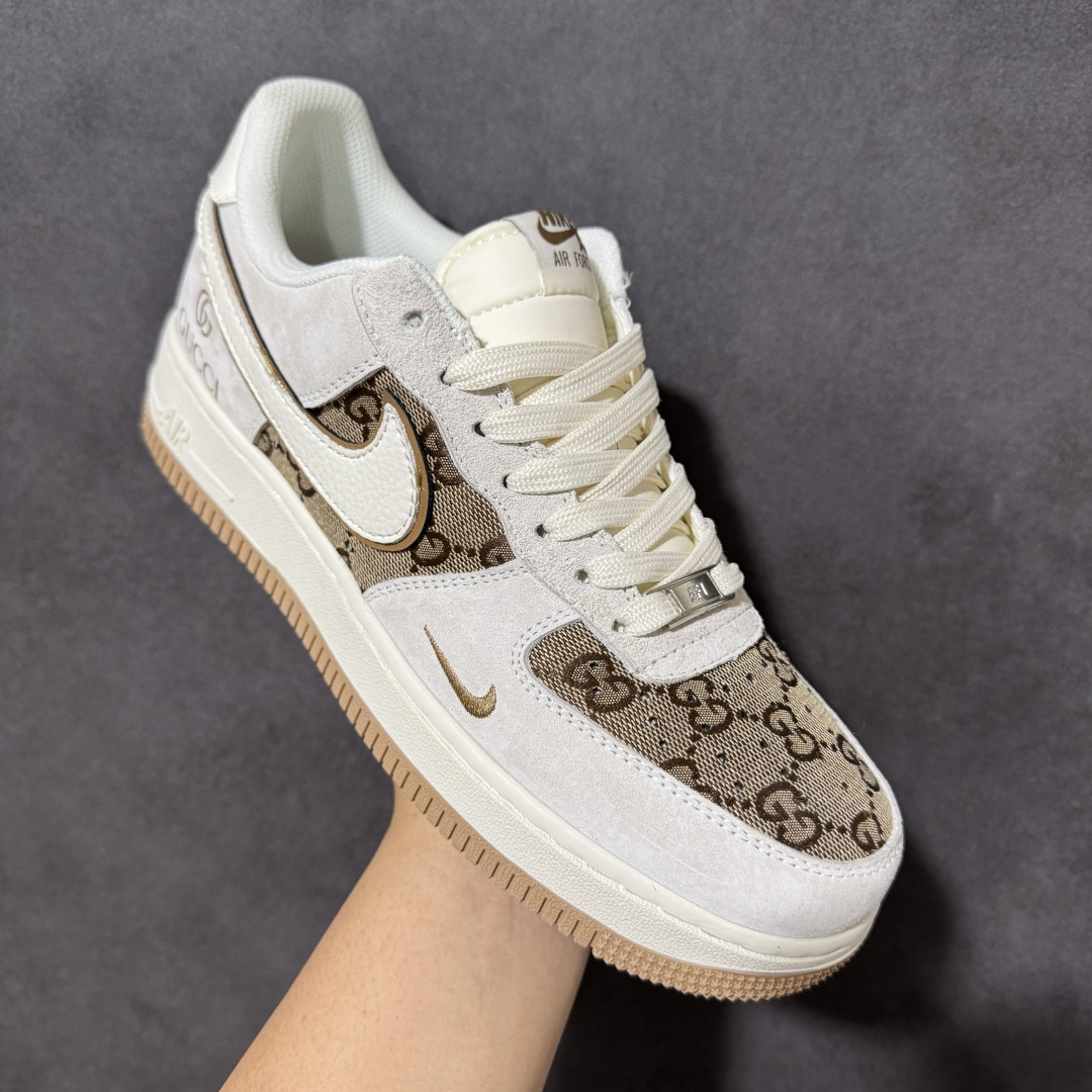 图片[3]-【定制版】AIR FORCE 1 这款联名款空军板鞋，将Gucci经典老花与Nike空军一号版型完美融合，米白麂皮拼接老花帆布，质感高级又自带复古氛围，双勾设计与侧边GUCCI标识彰显联名身份，辨识度拉满。生胶外底耐磨防滑，Air Sole气垫加持，脚感舒适回弹，日常通勤、街头穿搭都能轻松驾驭，无论是搭配牛仔裤还是休闲裙装都尽显高级感，是奢潮玩家与复古爱好者的必入款，颜值与实用性双在线，轻松打造出轻奢街头风。 货号：MM3399-807 尺码：36 36.5 37.5 38 38.5 39 40 40.5 41 42 42.5 43 44 44.5 45-选品中心