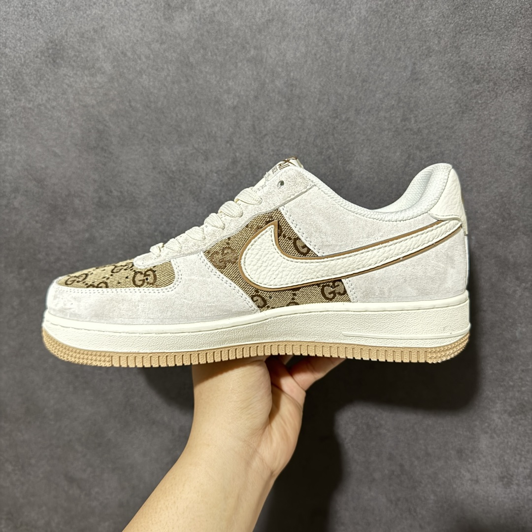 图片[2]-【定制版】AIR FORCE 1 这款联名款空军板鞋，将Gucci经典老花与Nike空军一号版型完美融合，米白麂皮拼接老花帆布，质感高级又自带复古氛围，双勾设计与侧边GUCCI标识彰显联名身份，辨识度拉满。生胶外底耐磨防滑，Air Sole气垫加持，脚感舒适回弹，日常通勤、街头穿搭都能轻松驾驭，无论是搭配牛仔裤还是休闲裙装都尽显高级感，是奢潮玩家与复古爱好者的必入款，颜值与实用性双在线，轻松打造出轻奢街头风。 货号：MM3399-807 尺码：36 36.5 37.5 38 38.5 39 40 40.5 41 42 42.5 43 44 44.5 45-选品中心
