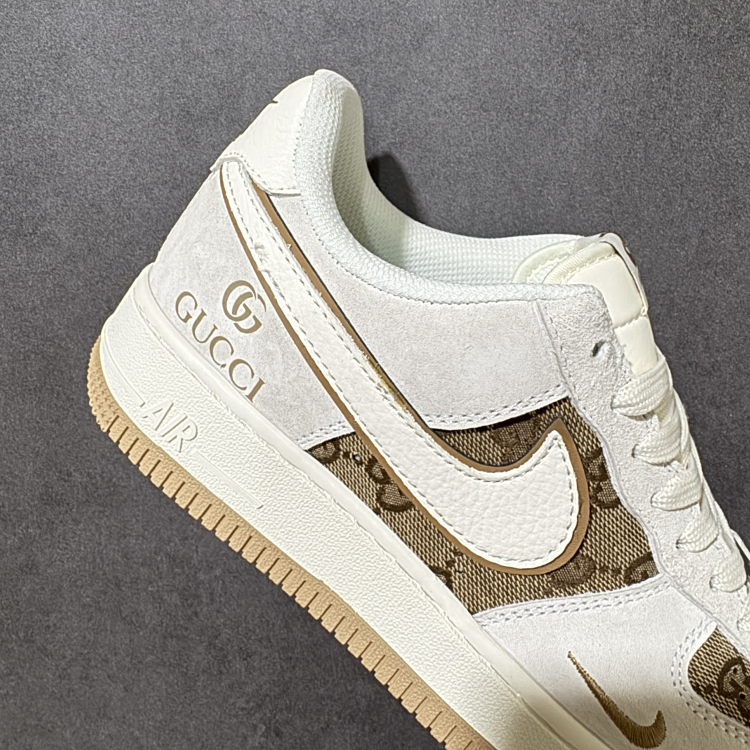 图片[7]-【定制版】AIR FORCE 1 这款联名款空军板鞋，将Gucci经典老花与Nike空军一号版型完美融合，米白麂皮拼接老花帆布，质感高级又自带复古氛围，双勾设计与侧边GUCCI标识彰显联名身份，辨识度拉满。生胶外底耐磨防滑，Air Sole气垫加持，脚感舒适回弹，日常通勤、街头穿搭都能轻松驾驭，无论是搭配牛仔裤还是休闲裙装都尽显高级感，是奢潮玩家与复古爱好者的必入款，颜值与实用性双在线，轻松打造出轻奢街头风。 货号：MM3399-807 尺码：36 36.5 37.5 38 38.5 39 40 40.5 41 42 42.5 43 44 44.5 45-选品中心