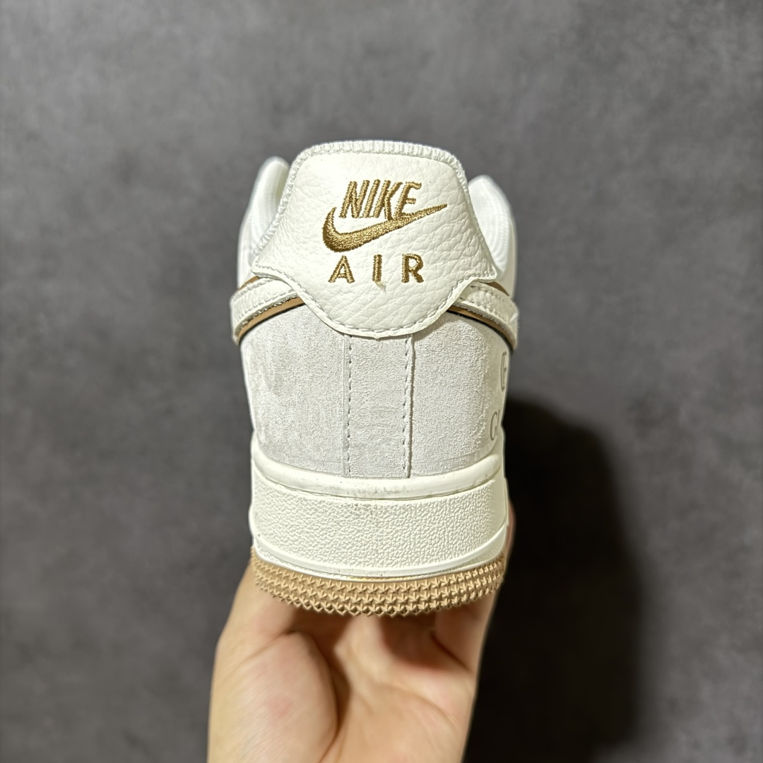 图片[4]-【定制版】AIR FORCE 1 这款联名款空军板鞋，将Gucci经典老花与Nike空军一号版型完美融合，米白麂皮拼接老花帆布，质感高级又自带复古氛围，双勾设计与侧边GUCCI标识彰显联名身份，辨识度拉满。生胶外底耐磨防滑，Air Sole气垫加持，脚感舒适回弹，日常通勤、街头穿搭都能轻松驾驭，无论是搭配牛仔裤还是休闲裙装都尽显高级感，是奢潮玩家与复古爱好者的必入款，颜值与实用性双在线，轻松打造出轻奢街头风。 货号：MM3399-807 尺码：36 36.5 37.5 38 38.5 39 40 40.5 41 42 42.5 43 44 44.5 45-选品中心