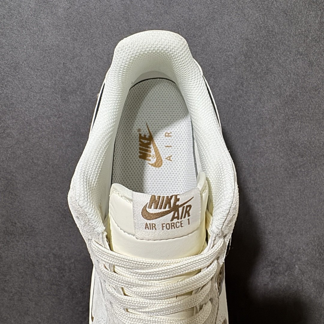 图片[6]-【定制版】AIR FORCE 1 这款联名款空军板鞋，将Gucci经典老花与Nike空军一号版型完美融合，米白麂皮拼接老花帆布，质感高级又自带复古氛围，双勾设计与侧边GUCCI标识彰显联名身份，辨识度拉满。生胶外底耐磨防滑，Air Sole气垫加持，脚感舒适回弹，日常通勤、街头穿搭都能轻松驾驭，无论是搭配牛仔裤还是休闲裙装都尽显高级感，是奢潮玩家与复古爱好者的必入款，颜值与实用性双在线，轻松打造出轻奢街头风。 货号：MM3399-807 尺码：36 36.5 37.5 38 38.5 39 40 40.5 41 42 42.5 43 44 44.5 45-选品中心