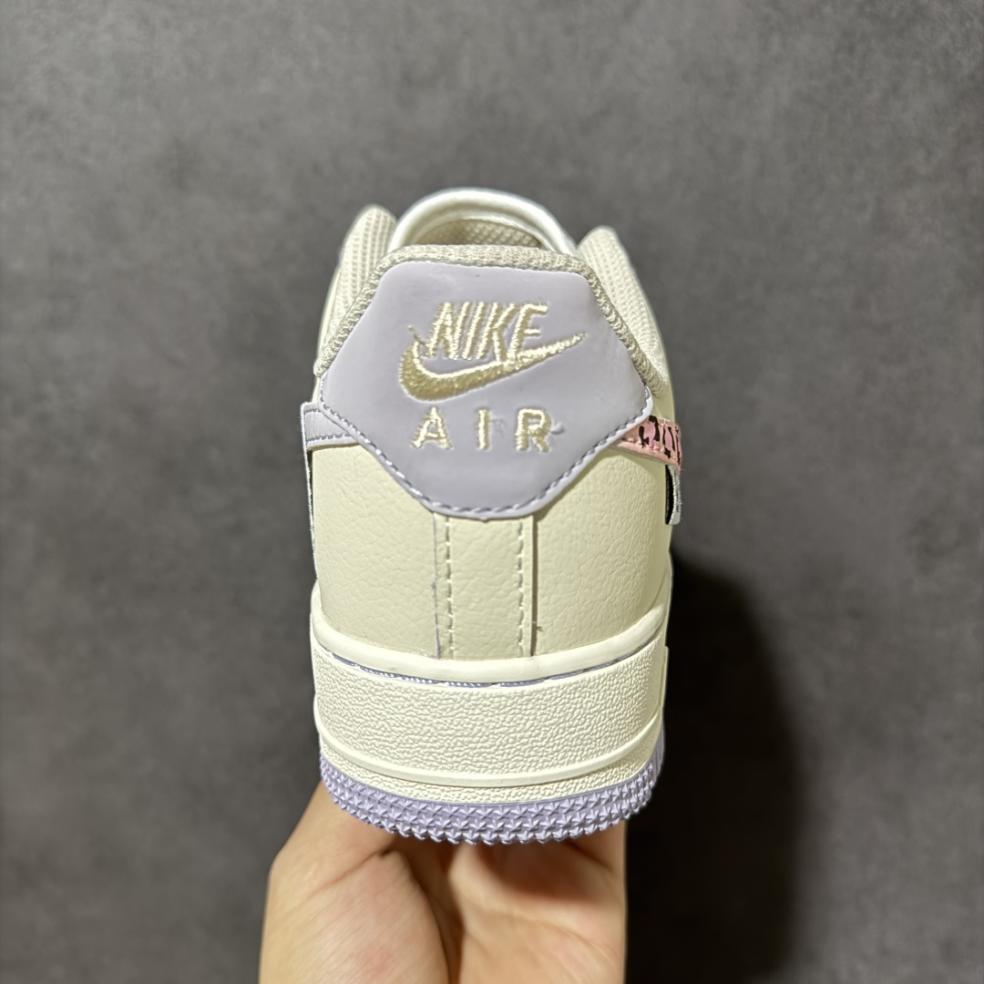 图片[4]-【定制版】手绘涂鸦“奶雾豹纹”Nike Air Force 1 “Misty Leopard”空军一号定制板鞋 奶雾豹纹是一双温柔又俏皮的Air Force 1定制款。鞋面以柔和的奶白色为基底，搭配淡粉底色的豹纹Swoosh，像春日里的薄雾轻吻过豹纹肌理，甜而不腻。浅灰的小勾刺绣与同色系鞋带、外底相互呼应，在清新中注入一丝酷感，既适合日常通勤，也能为甜酷穿搭增添亮点，是少女感与街头感的完美平衡 货号：FB1893-312 尺码： 36 36.5 37.5 38 38.5 39 40 40.5 41 42-选品中心