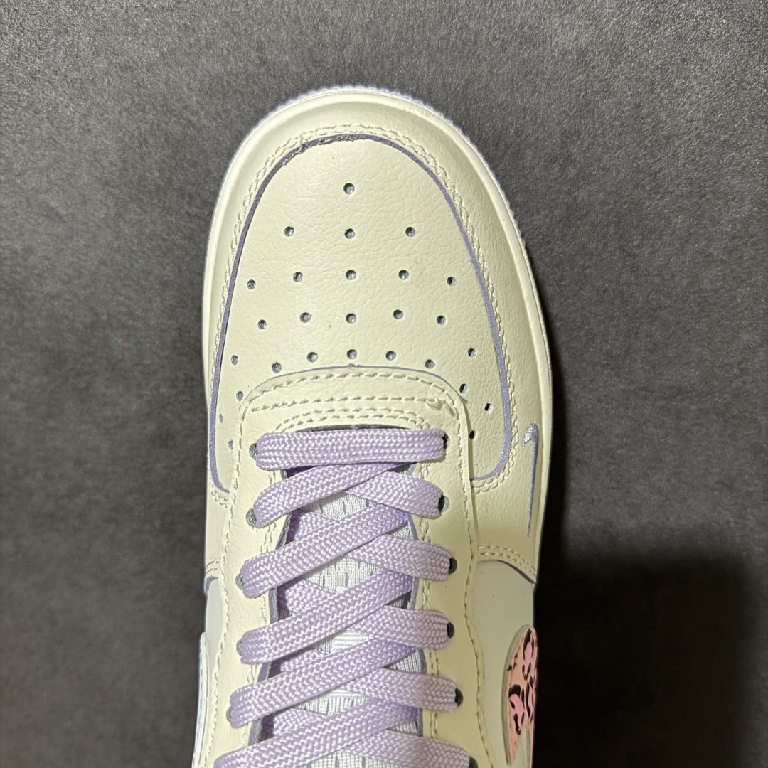 图片[5]-【定制版】手绘涂鸦“奶雾豹纹”Nike Air Force 1 “Misty Leopard”空军一号定制板鞋 奶雾豹纹是一双温柔又俏皮的Air Force 1定制款。鞋面以柔和的奶白色为基底，搭配淡粉底色的豹纹Swoosh，像春日里的薄雾轻吻过豹纹肌理，甜而不腻。浅灰的小勾刺绣与同色系鞋带、外底相互呼应，在清新中注入一丝酷感，既适合日常通勤，也能为甜酷穿搭增添亮点，是少女感与街头感的完美平衡 货号：FB1893-312 尺码： 36 36.5 37.5 38 38.5 39 40 40.5 41 42-选品中心