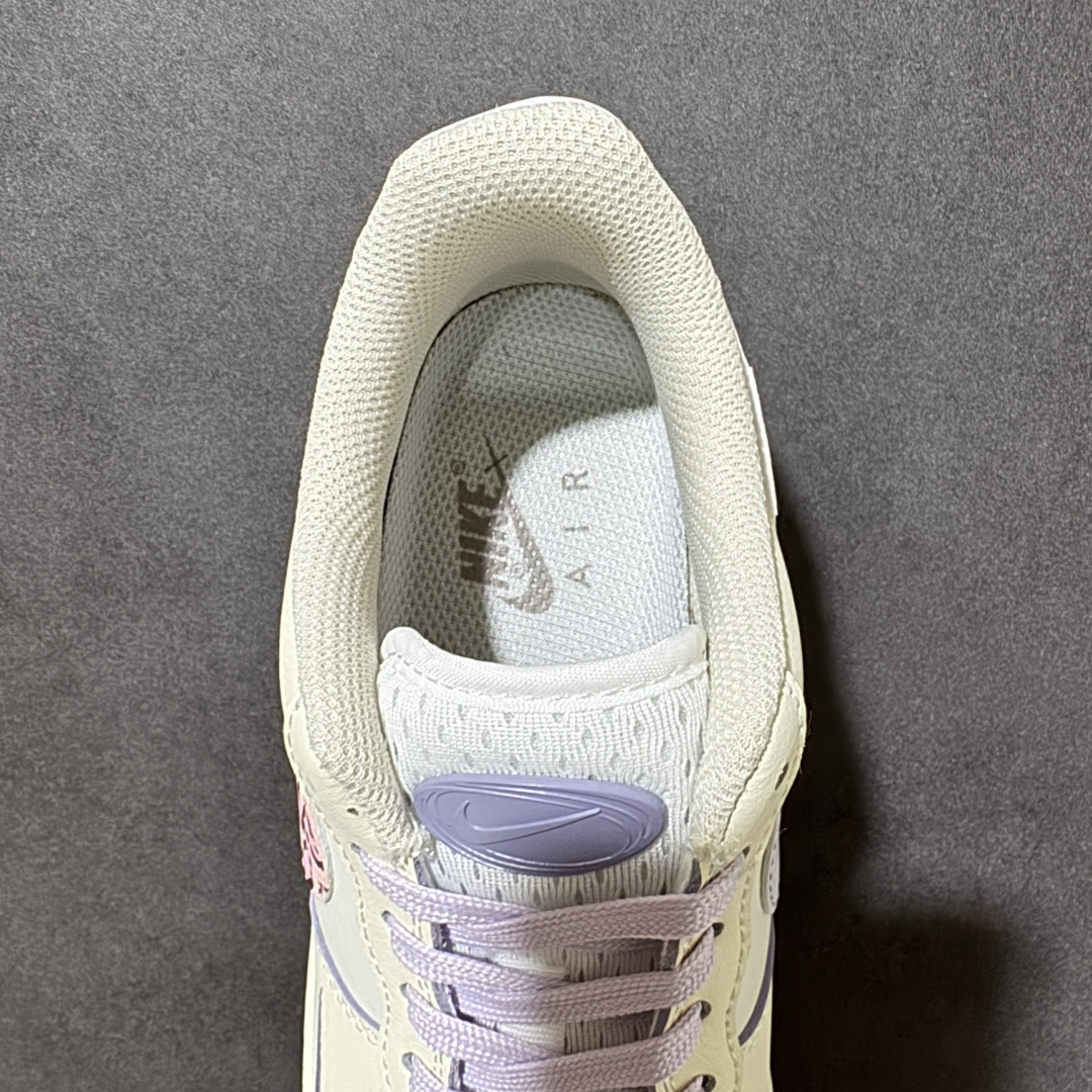 图片[6]-【定制版】手绘涂鸦“奶雾豹纹”Nike Air Force 1 “Misty Leopard”空军一号定制板鞋 奶雾豹纹是一双温柔又俏皮的Air Force 1定制款。鞋面以柔和的奶白色为基底，搭配淡粉底色的豹纹Swoosh，像春日里的薄雾轻吻过豹纹肌理，甜而不腻。浅灰的小勾刺绣与同色系鞋带、外底相互呼应，在清新中注入一丝酷感，既适合日常通勤，也能为甜酷穿搭增添亮点，是少女感与街头感的完美平衡 货号：FB1893-312 尺码： 36 36.5 37.5 38 38.5 39 40 40.5 41 42-选品中心