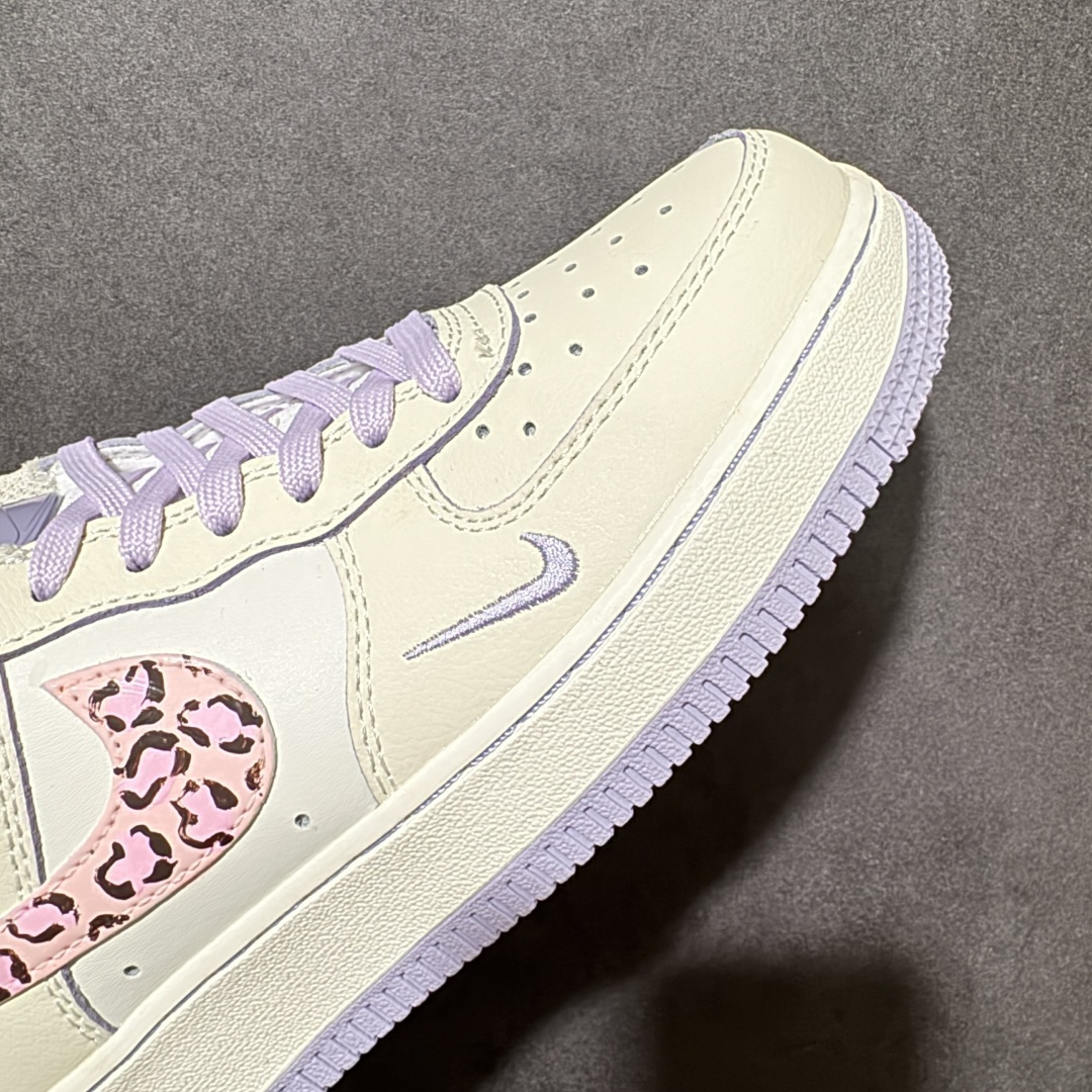图片[7]-【定制版】手绘涂鸦“奶雾豹纹”Nike Air Force 1 “Misty Leopard”空军一号定制板鞋 奶雾豹纹是一双温柔又俏皮的Air Force 1定制款。鞋面以柔和的奶白色为基底，搭配淡粉底色的豹纹Swoosh，像春日里的薄雾轻吻过豹纹肌理，甜而不腻。浅灰的小勾刺绣与同色系鞋带、外底相互呼应，在清新中注入一丝酷感，既适合日常通勤，也能为甜酷穿搭增添亮点，是少女感与街头感的完美平衡 货号：FB1893-312 尺码： 36 36.5 37.5 38 38.5 39 40 40.5 41 42-选品中心