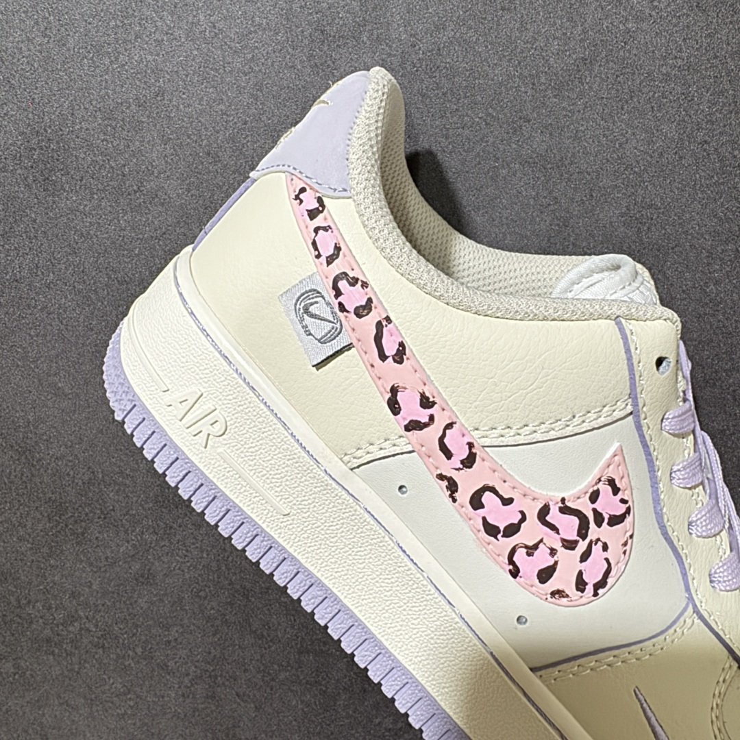 图片[8]-【定制版】手绘涂鸦“奶雾豹纹”Nike Air Force 1 “Misty Leopard”空军一号定制板鞋 奶雾豹纹是一双温柔又俏皮的Air Force 1定制款。鞋面以柔和的奶白色为基底，搭配淡粉底色的豹纹Swoosh，像春日里的薄雾轻吻过豹纹肌理，甜而不腻。浅灰的小勾刺绣与同色系鞋带、外底相互呼应，在清新中注入一丝酷感，既适合日常通勤，也能为甜酷穿搭增添亮点，是少女感与街头感的完美平衡 货号：FB1893-312 尺码： 36 36.5 37.5 38 38.5 39 40 40.5 41 42-选品中心
