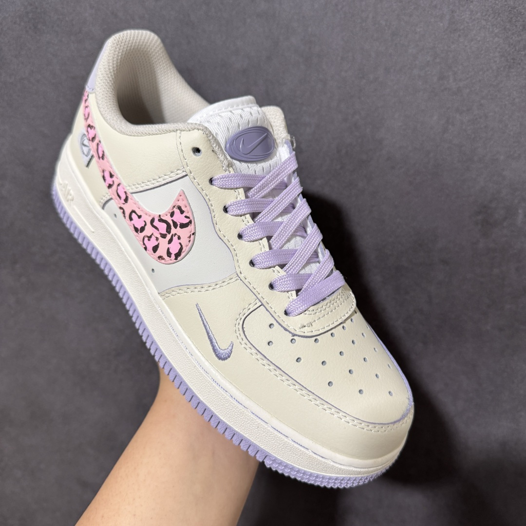 图片[3]-【定制版】手绘涂鸦“奶雾豹纹”Nike Air Force 1 “Misty Leopard”空军一号定制板鞋 奶雾豹纹是一双温柔又俏皮的Air Force 1定制款。鞋面以柔和的奶白色为基底，搭配淡粉底色的豹纹Swoosh，像春日里的薄雾轻吻过豹纹肌理，甜而不腻。浅灰的小勾刺绣与同色系鞋带、外底相互呼应，在清新中注入一丝酷感，既适合日常通勤，也能为甜酷穿搭增添亮点，是少女感与街头感的完美平衡 货号：FB1893-312 尺码： 36 36.5 37.5 38 38.5 39 40 40.5 41 42-选品中心