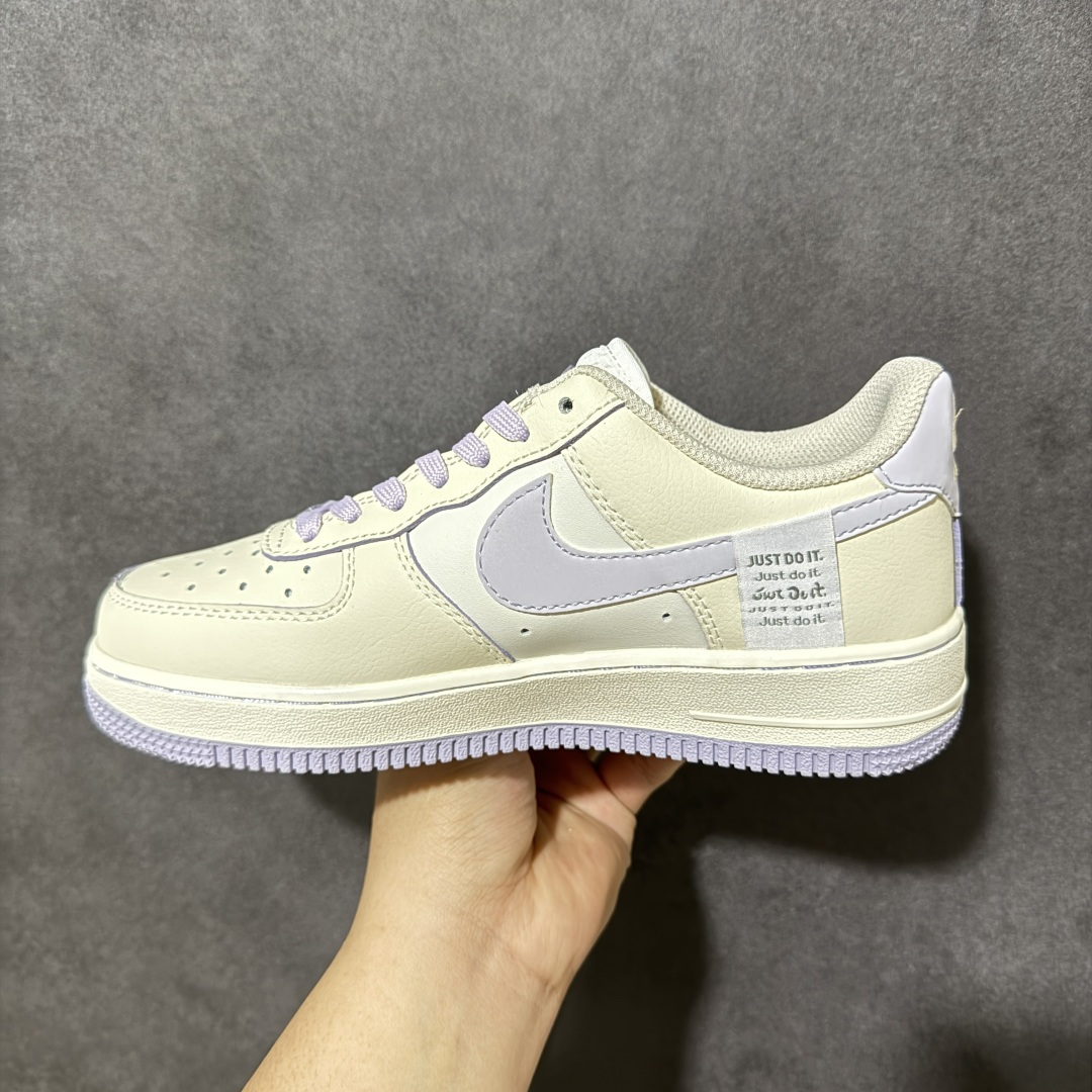 图片[2]-【定制版】手绘涂鸦“奶雾豹纹”Nike Air Force 1 “Misty Leopard”空军一号定制板鞋 奶雾豹纹是一双温柔又俏皮的Air Force 1定制款。鞋面以柔和的奶白色为基底，搭配淡粉底色的豹纹Swoosh，像春日里的薄雾轻吻过豹纹肌理，甜而不腻。浅灰的小勾刺绣与同色系鞋带、外底相互呼应，在清新中注入一丝酷感，既适合日常通勤，也能为甜酷穿搭增添亮点，是少女感与街头感的完美平衡 货号：FB1893-312 尺码： 36 36.5 37.5 38 38.5 39 40 40.5 41 42-选品中心