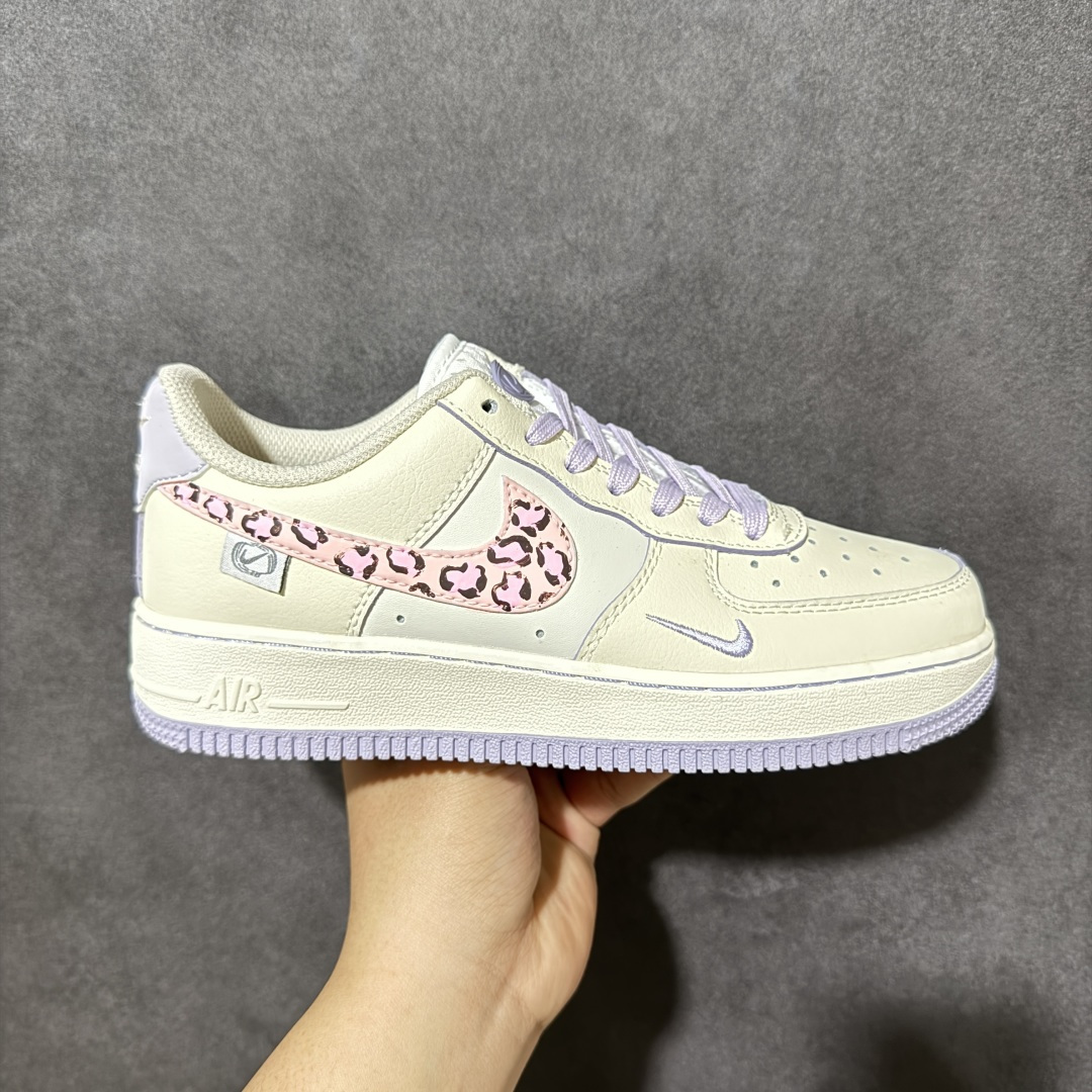 【定制版】手绘涂鸦“奶雾豹纹”Nike Air Force 1 “Misty Leopard”空军一号定制板鞋 奶雾豹纹是一双温柔又俏皮的Air Force 1定制款。鞋面以柔和的奶白色为基底，搭配淡粉底色的豹纹Swoosh，像春日里的薄雾轻吻过豹纹肌理，甜而不腻。浅灰的小勾刺绣与同色系鞋带、外底相互呼应，在清新中注入一丝酷感，既适合日常通勤，也能为甜酷穿搭增添亮点，是少女感与街头感的完美平衡 货号：FB1893-312 尺码： 36 36.5 37.5 38 38.5 39 40 40.5 41 42-选品中心
