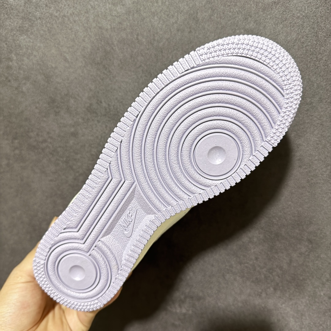 图片[9]-【定制版】手绘涂鸦“奶雾豹纹”Nike Air Force 1 “Misty Leopard”空军一号定制板鞋 奶雾豹纹是一双温柔又俏皮的Air Force 1定制款。鞋面以柔和的奶白色为基底，搭配淡粉底色的豹纹Swoosh，像春日里的薄雾轻吻过豹纹肌理，甜而不腻。浅灰的小勾刺绣与同色系鞋带、外底相互呼应，在清新中注入一丝酷感，既适合日常通勤，也能为甜酷穿搭增添亮点，是少女感与街头感的完美平衡 货号：FB1893-312 尺码： 36 36.5 37.5 38 38.5 39 40 40.5 41 42-选品中心
