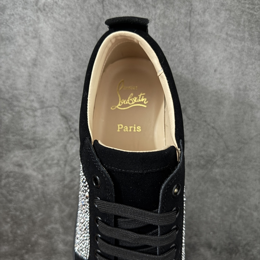 图片[8]-【莞产版本】法国品牌Christian Louboutin CL（路铂廷） 红底鞋 男鞋低帮红底鞋水钻系带运动休闲板鞋 高品质做工 细节完美 面料多材料拼接 镶嵌水钻不易掉钻 水钻装饰点缀 舒适圆头设计不挤脚 手工缝制线牢固不掉底 系带设计 内里二层猪皮 脚感舒适有质感 TPU鞋底 底厚约2.5cm 尺码：40-45-选品中心