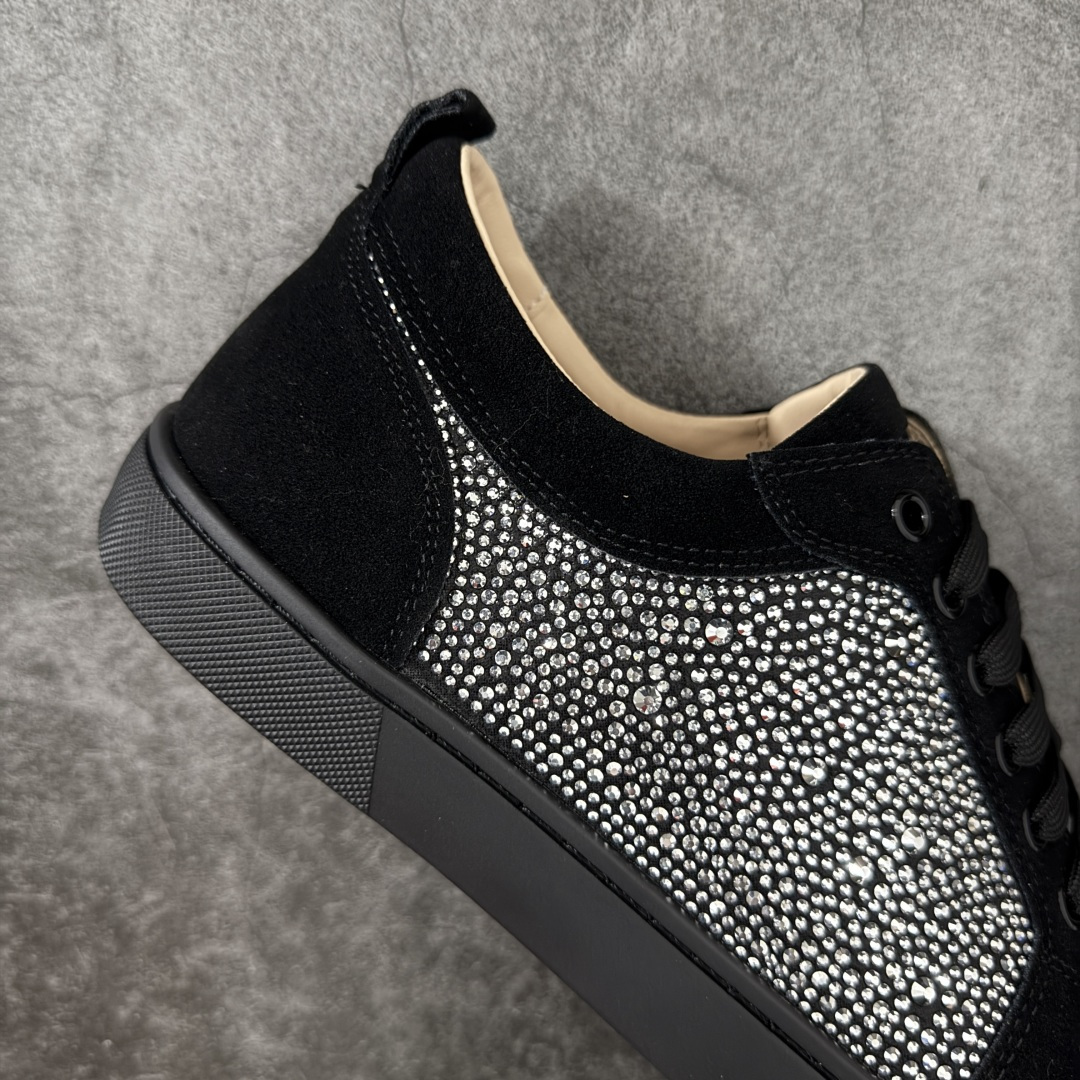 图片[7]-【莞产版本】法国品牌Christian Louboutin CL（路铂廷） 红底鞋 男鞋低帮红底鞋水钻系带运动休闲板鞋 高品质做工 细节完美 面料多材料拼接 镶嵌水钻不易掉钻 水钻装饰点缀 舒适圆头设计不挤脚 手工缝制线牢固不掉底 系带设计 内里二层猪皮 脚感舒适有质感 TPU鞋底 底厚约2.5cm 尺码：40-45-选品中心