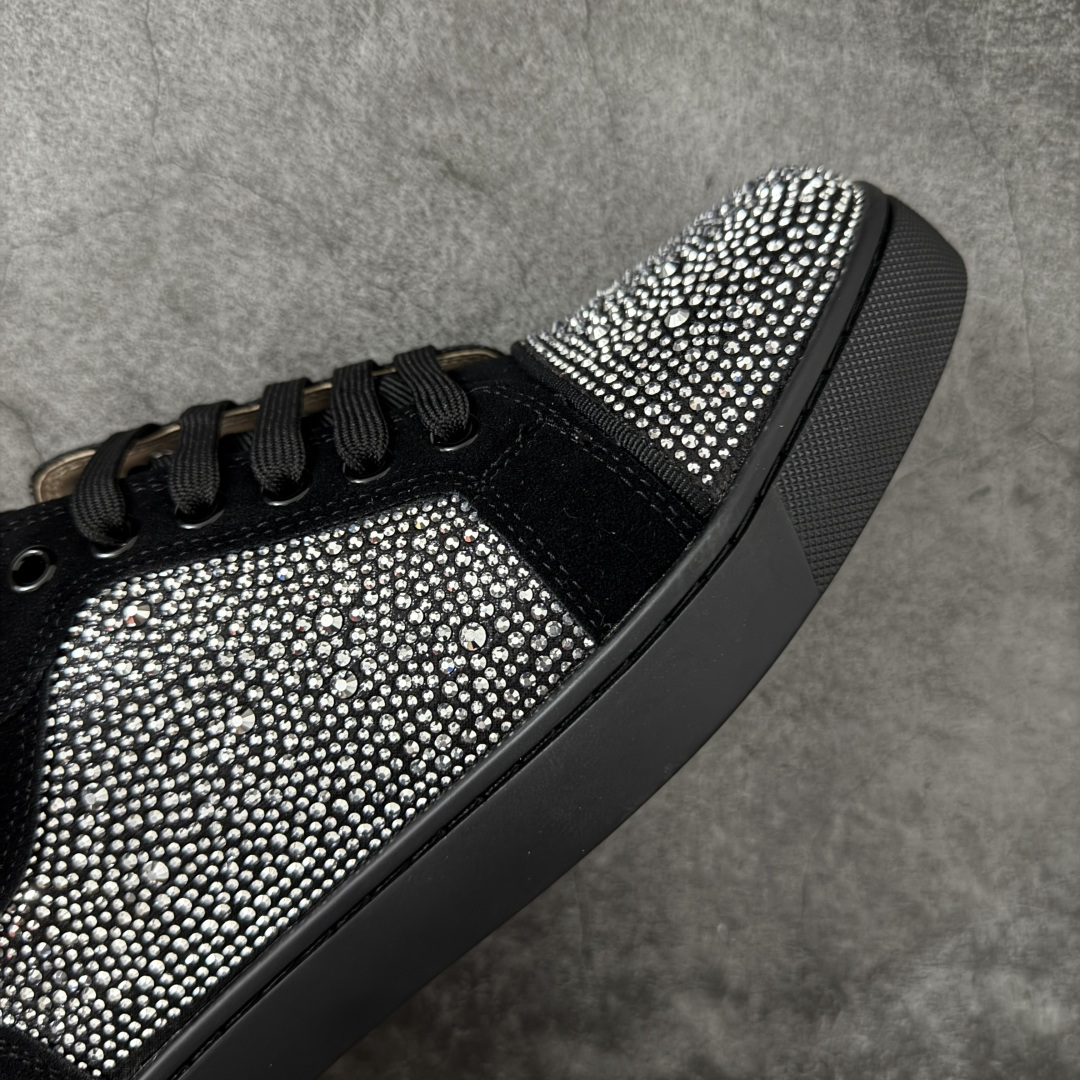 图片[6]-【莞产版本】法国品牌Christian Louboutin CL（路铂廷） 红底鞋 男鞋低帮红底鞋水钻系带运动休闲板鞋 高品质做工 细节完美 面料多材料拼接 镶嵌水钻不易掉钻 水钻装饰点缀 舒适圆头设计不挤脚 手工缝制线牢固不掉底 系带设计 内里二层猪皮 脚感舒适有质感 TPU鞋底 底厚约2.5cm 尺码：40-45-选品中心