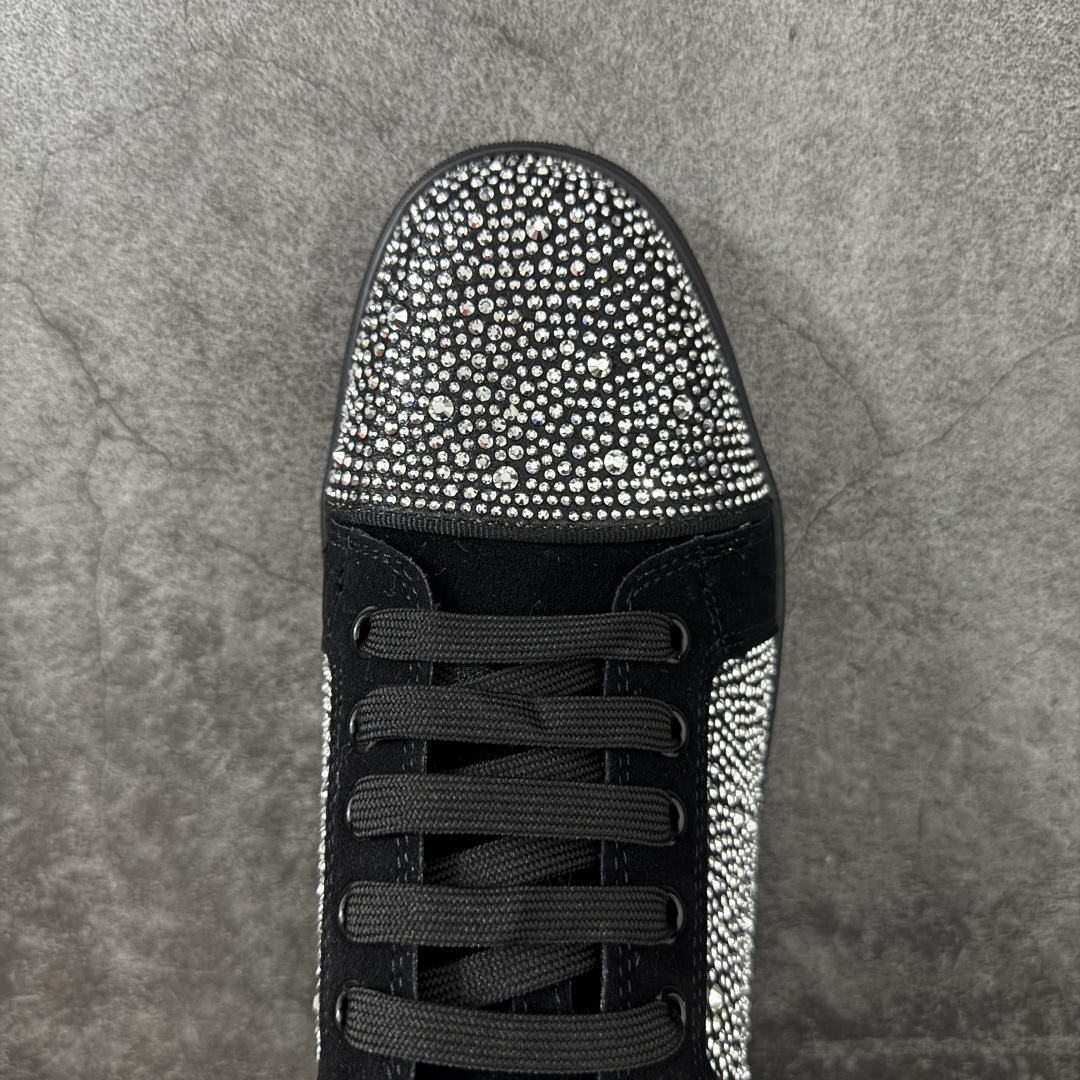 图片[5]-【莞产版本】法国品牌Christian Louboutin CL（路铂廷） 红底鞋 男鞋低帮红底鞋水钻系带运动休闲板鞋 高品质做工 细节完美 面料多材料拼接 镶嵌水钻不易掉钻 水钻装饰点缀 舒适圆头设计不挤脚 手工缝制线牢固不掉底 系带设计 内里二层猪皮 脚感舒适有质感 TPU鞋底 底厚约2.5cm 尺码：40-45-选品中心