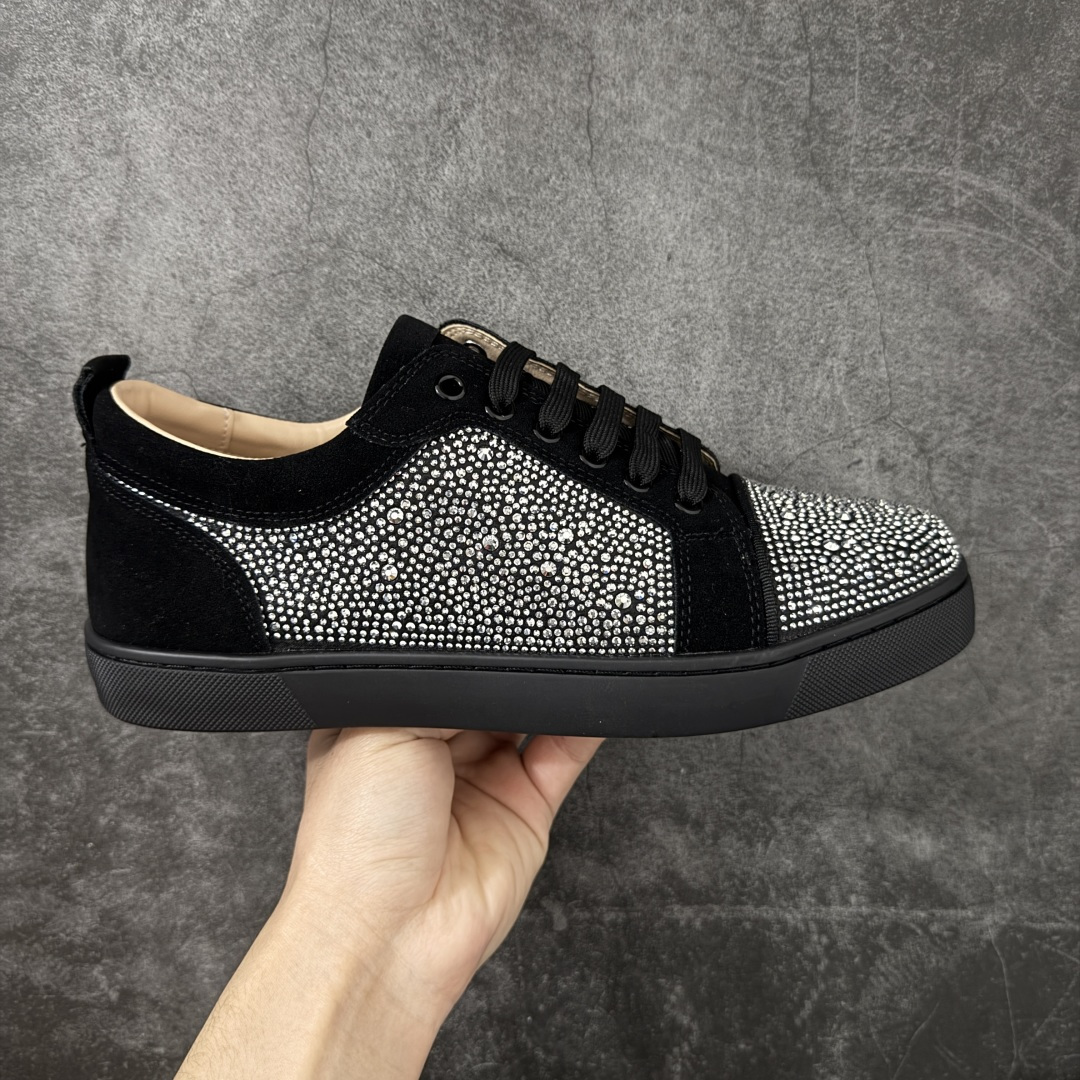 【莞产版本】法国品牌Christian Louboutin CL（路铂廷） 红底鞋 男鞋低帮红底鞋水钻系带运动休闲板鞋 高品质做工 细节完美 面料多材料拼接 镶嵌水钻不易掉钻 水钻装饰点缀 舒适圆头设计不挤脚 手工缝制线牢固不掉底 系带设计 内里二层猪皮 脚感舒适有质感 TPU鞋底 底厚约2.5cm 尺码：40-45-选品中心