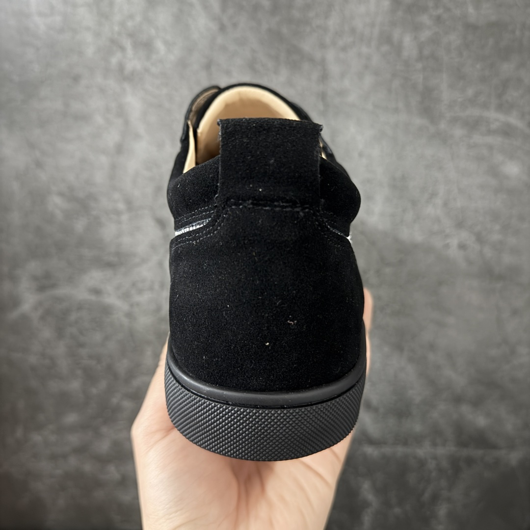 图片[4]-【莞产版本】法国品牌Christian Louboutin CL（路铂廷） 红底鞋 男鞋低帮红底鞋水钻系带运动休闲板鞋 高品质做工 细节完美 面料多材料拼接 镶嵌水钻不易掉钻 水钻装饰点缀 舒适圆头设计不挤脚 手工缝制线牢固不掉底 系带设计 内里二层猪皮 脚感舒适有质感 TPU鞋底 底厚约2.5cm 尺码：40-45-选品中心