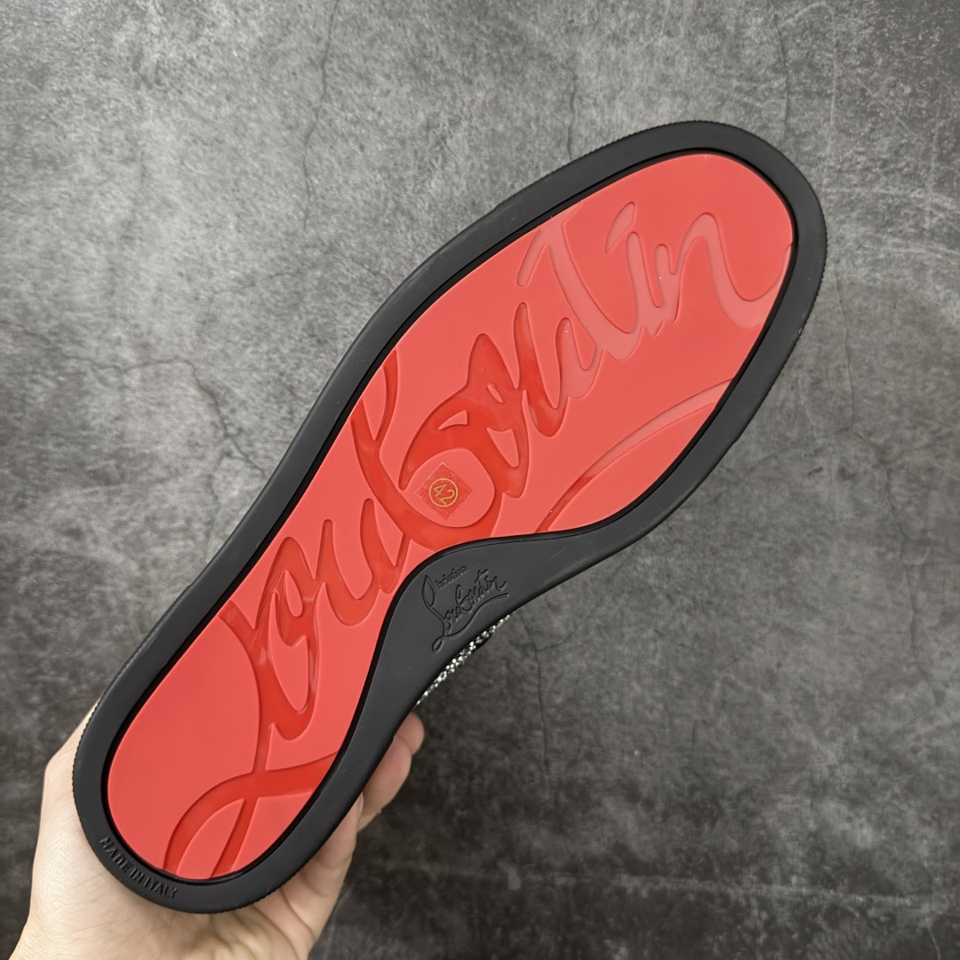 图片[9]-【莞产版本】法国品牌Christian Louboutin CL（路铂廷） 红底鞋 男鞋低帮红底鞋水钻系带运动休闲板鞋 高品质做工 细节完美 面料多材料拼接 镶嵌水钻不易掉钻 水钻装饰点缀 舒适圆头设计不挤脚 手工缝制线牢固不掉底 系带设计 内里二层猪皮 脚感舒适有质感 TPU鞋底 底厚约2.5cm 尺码：40-45-选品中心
