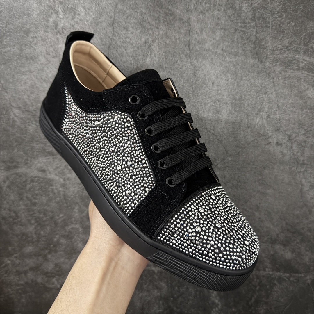 图片[3]-【莞产版本】法国品牌Christian Louboutin CL（路铂廷） 红底鞋 男鞋低帮红底鞋水钻系带运动休闲板鞋 高品质做工 细节完美 面料多材料拼接 镶嵌水钻不易掉钻 水钻装饰点缀 舒适圆头设计不挤脚 手工缝制线牢固不掉底 系带设计 内里二层猪皮 脚感舒适有质感 TPU鞋底 底厚约2.5cm 尺码：40-45-选品中心