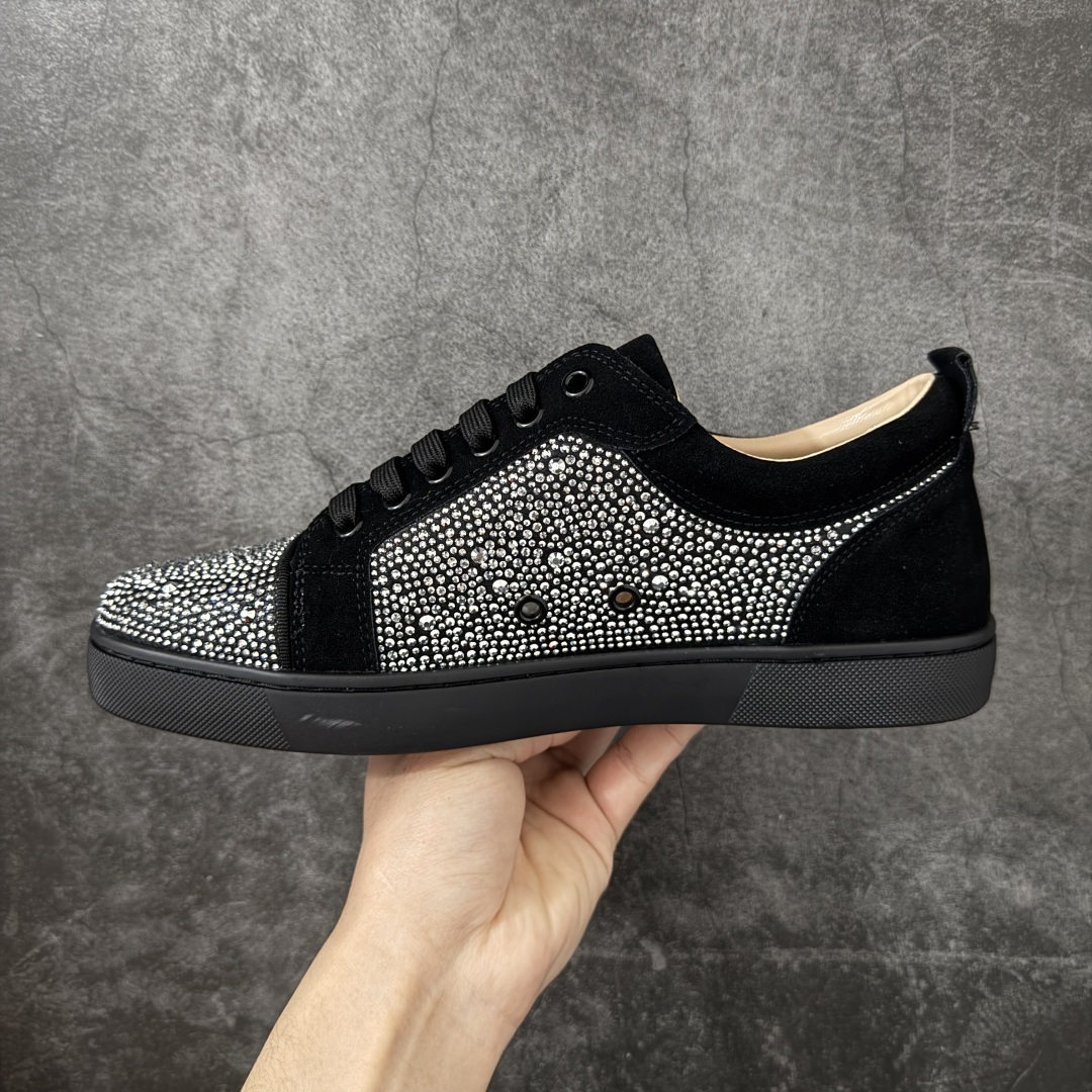 图片[2]-【莞产版本】法国品牌Christian Louboutin CL（路铂廷） 红底鞋 男鞋低帮红底鞋水钻系带运动休闲板鞋 高品质做工 细节完美 面料多材料拼接 镶嵌水钻不易掉钻 水钻装饰点缀 舒适圆头设计不挤脚 手工缝制线牢固不掉底 系带设计 内里二层猪皮 脚感舒适有质感 TPU鞋底 底厚约2.5cm 尺码：40-45-选品中心