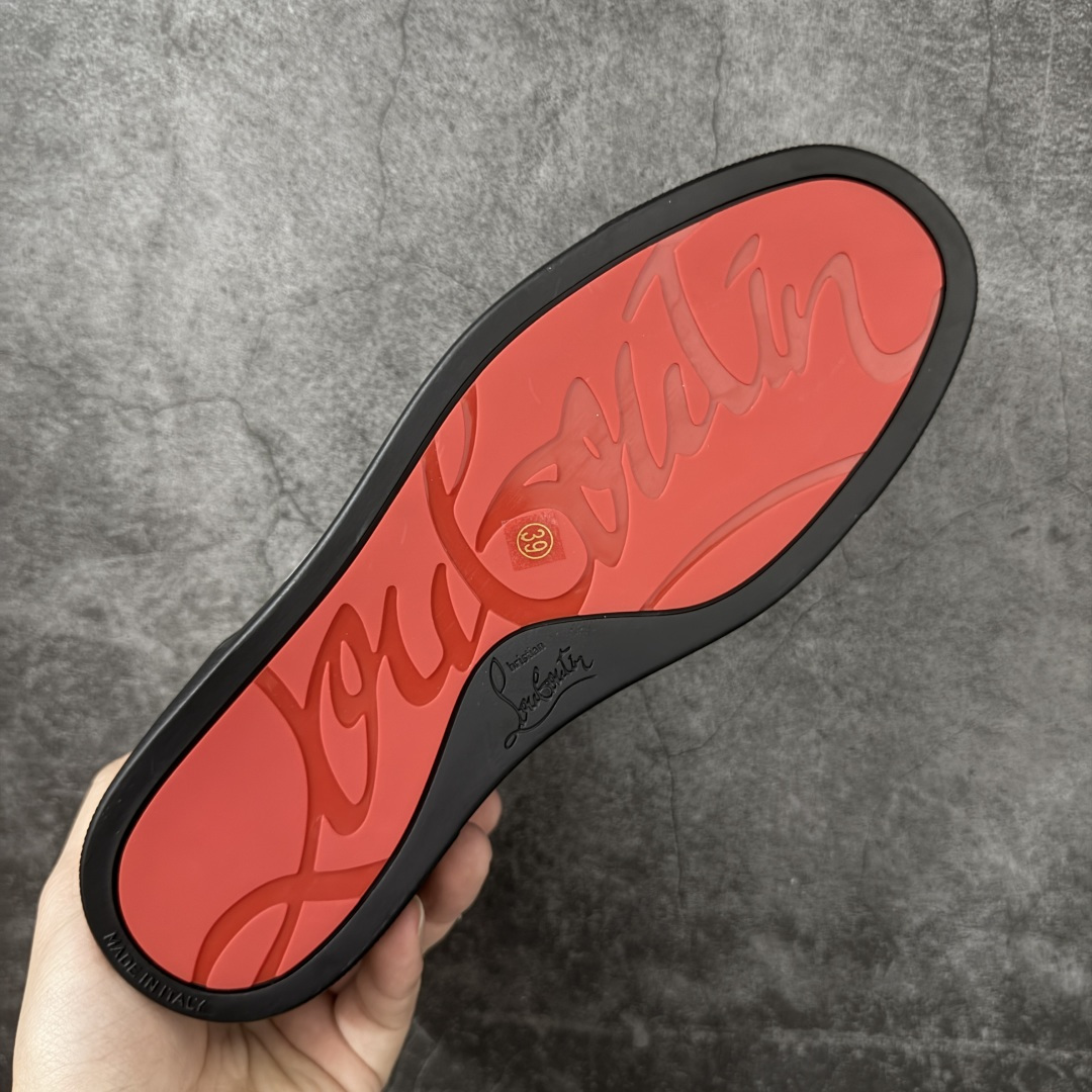 图片[9]-【莞产版本】法国品牌Christian Louboutin CL（路铂廷） 红底鞋 男鞋低帮红底鞋水钻系带运动休闲板鞋 高品质做工 细节完美 面料多材料拼接 镶嵌水钻不易掉钻 水钻装饰点缀 舒适圆头设计不挤脚 手工缝制线牢固不掉底 系带设计 内里二层猪皮 脚感舒适有质感 TPU鞋底 底厚约2.5cm 尺码：40-45-选品中心