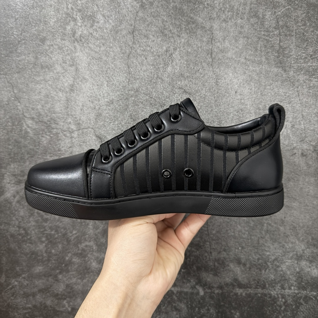 图片[2]-【莞产版本】法国品牌Christian Louboutin CL（路铂廷） 红底鞋 男鞋低帮红底鞋水钻系带运动休闲板鞋 高品质做工 细节完美 面料多材料拼接 镶嵌水钻不易掉钻 水钻装饰点缀 舒适圆头设计不挤脚 手工缝制线牢固不掉底 系带设计 内里二层猪皮 脚感舒适有质感 TPU鞋底 底厚约2.5cm 尺码：40-45-选品中心