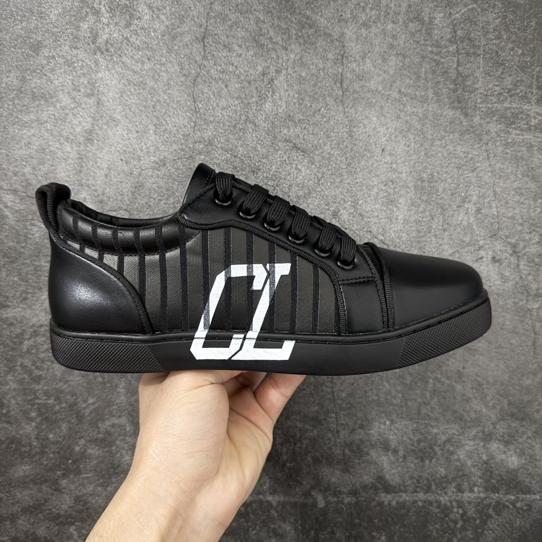 【莞产版本】法国品牌Christian Louboutin CL（路铂廷） 红底鞋 男鞋低帮红底鞋水钻系带运动休闲板鞋 高品质做工 细节完美 面料多材料拼接 镶嵌水钻不易掉钻 水钻装饰点缀 舒适圆头设计不挤脚 手工缝制线牢固不掉底 系带设计 内里二层猪皮 脚感舒适有质感 TPU鞋底 底厚约2.5cm 尺码：40-45-选品中心