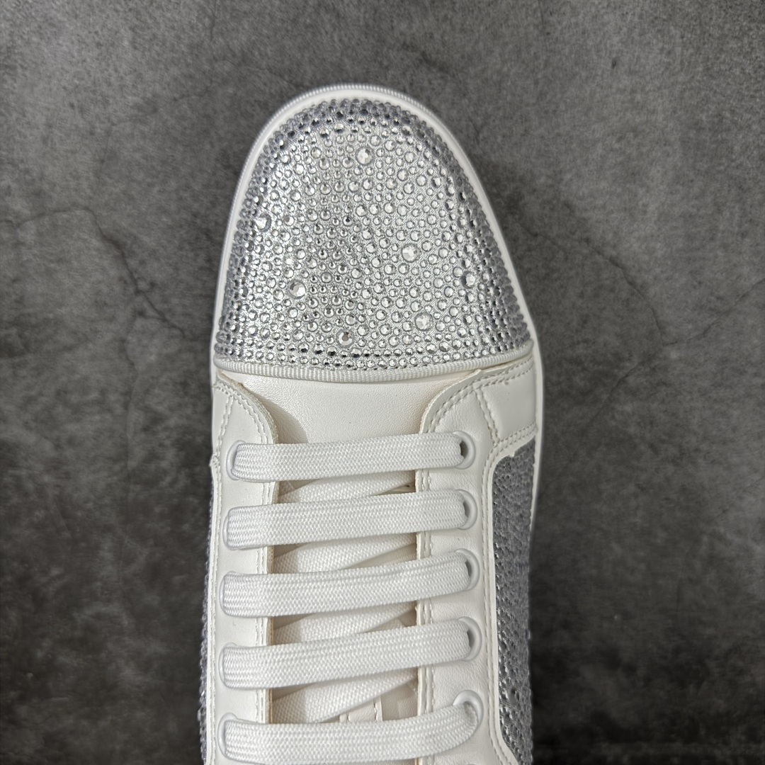 图片[5]-【莞产版本】法国品牌Christian Louboutin CL（路铂廷） 红底鞋 男鞋低帮红底鞋水钻系带运动休闲板鞋 高品质做工 细节完美 面料多材料拼接 镶嵌水钻不易掉钻 水钻装饰点缀 舒适圆头设计不挤脚 手工缝制线牢固不掉底 系带设计 内里二层猪皮 脚感舒适有质感 TPU鞋底 底厚约2.5cm 尺码：40-45-选品中心