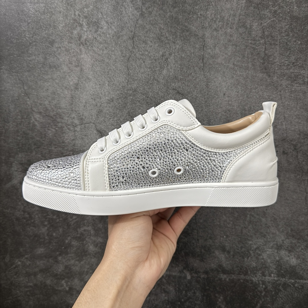 图片[2]-【莞产版本】法国品牌Christian Louboutin CL（路铂廷） 红底鞋 男鞋低帮红底鞋水钻系带运动休闲板鞋 高品质做工 细节完美 面料多材料拼接 镶嵌水钻不易掉钻 水钻装饰点缀 舒适圆头设计不挤脚 手工缝制线牢固不掉底 系带设计 内里二层猪皮 脚感舒适有质感 TPU鞋底 底厚约2.5cm 尺码：40-45-选品中心