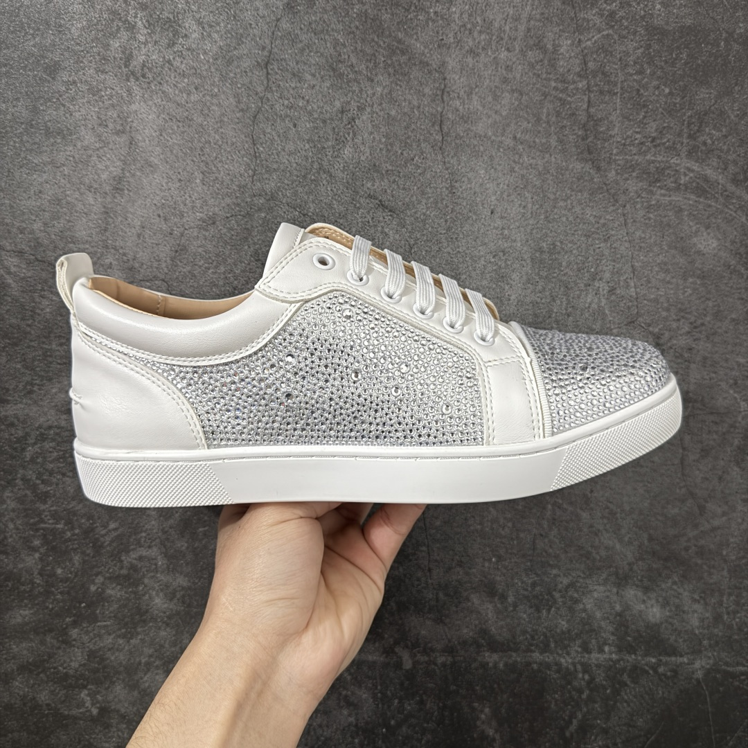 【莞产版本】法国品牌Christian Louboutin CL（路铂廷） 红底鞋 男鞋低帮红底鞋水钻系带运动休闲板鞋 高品质做工 细节完美 面料多材料拼接 镶嵌水钻不易掉钻 水钻装饰点缀 舒适圆头设计不挤脚 手工缝制线牢固不掉底 系带设计 内里二层猪皮 脚感舒适有质感 TPU鞋底 底厚约2.5cm 尺码：40-45-选品中心