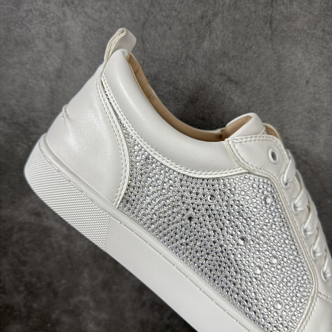 图片[7]-【莞产版本】法国品牌Christian Louboutin CL（路铂廷） 红底鞋 男鞋低帮红底鞋水钻系带运动休闲板鞋 高品质做工 细节完美 面料多材料拼接 镶嵌水钻不易掉钻 水钻装饰点缀 舒适圆头设计不挤脚 手工缝制线牢固不掉底 系带设计 内里二层猪皮 脚感舒适有质感 TPU鞋底 底厚约2.5cm 尺码：40-45-选品中心