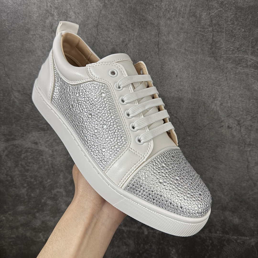 图片[3]-【莞产版本】法国品牌Christian Louboutin CL（路铂廷） 红底鞋 男鞋低帮红底鞋水钻系带运动休闲板鞋 高品质做工 细节完美 面料多材料拼接 镶嵌水钻不易掉钻 水钻装饰点缀 舒适圆头设计不挤脚 手工缝制线牢固不掉底 系带设计 内里二层猪皮 脚感舒适有质感 TPU鞋底 底厚约2.5cm 尺码：40-45-选品中心