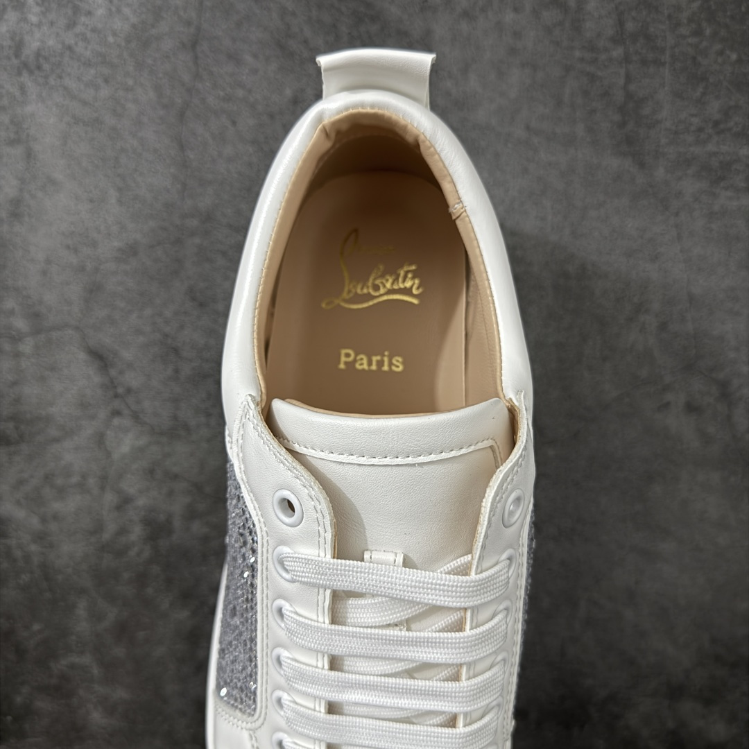 图片[8]-【莞产版本】法国品牌Christian Louboutin CL（路铂廷） 红底鞋 男鞋低帮红底鞋水钻系带运动休闲板鞋 高品质做工 细节完美 面料多材料拼接 镶嵌水钻不易掉钻 水钻装饰点缀 舒适圆头设计不挤脚 手工缝制线牢固不掉底 系带设计 内里二层猪皮 脚感舒适有质感 TPU鞋底 底厚约2.5cm 尺码：40-45-选品中心