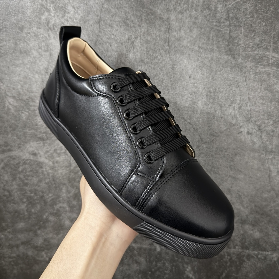 图片[3]-【莞产版本】法国品牌Christian Louboutin CL（路铂廷） 红底鞋 男鞋低帮红底鞋水钻系带运动休闲板鞋 高品质做工 细节完美 面料多材料拼接 镶嵌水钻不易掉钻 水钻装饰点缀 舒适圆头设计不挤脚 手工缝制线牢固不掉底 系带设计 内里二层猪皮 脚感舒适有质感 TPU鞋底 底厚约2.5cm 尺码：40-45-选品中心