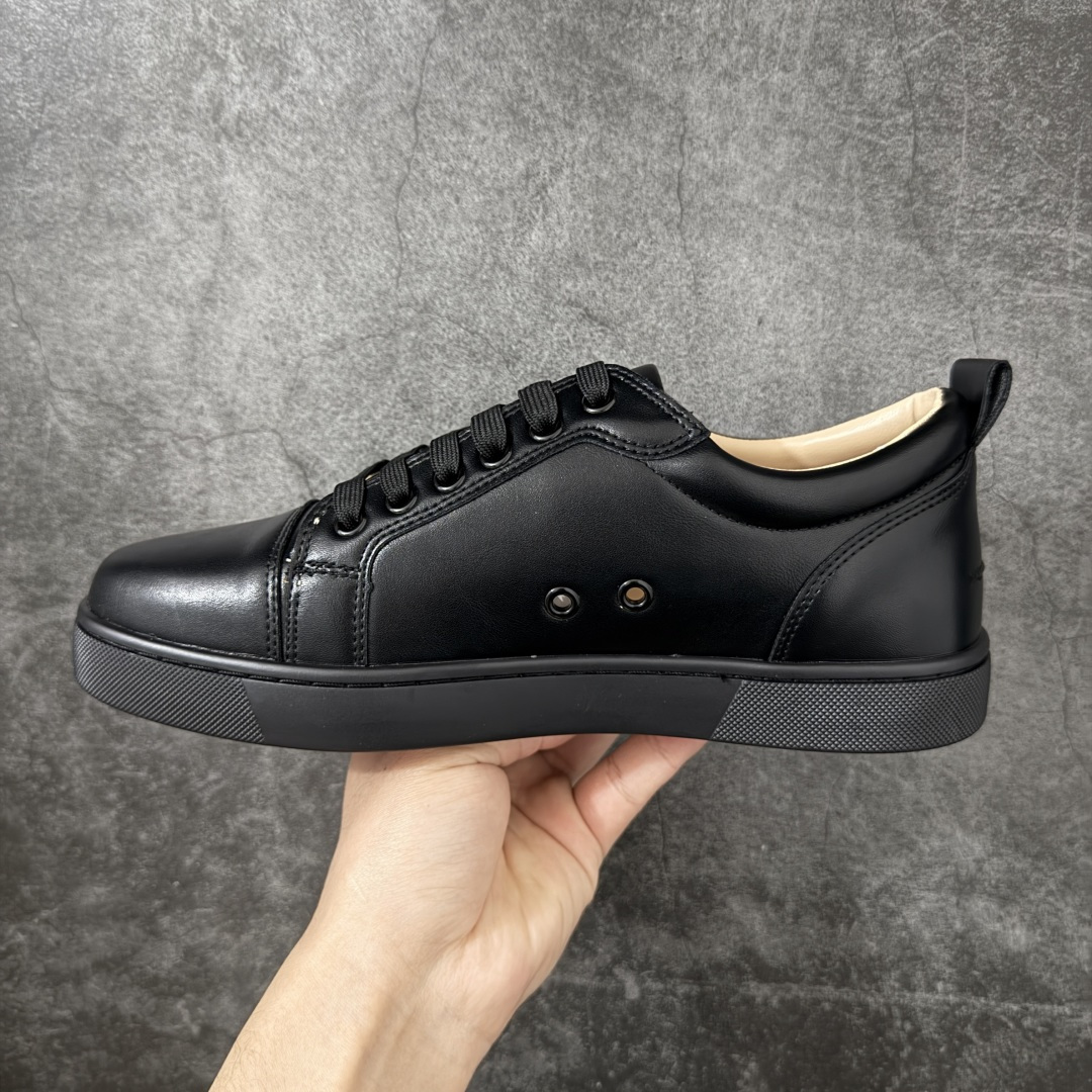 图片[2]-【莞产版本】法国品牌Christian Louboutin CL（路铂廷） 红底鞋 男鞋低帮红底鞋水钻系带运动休闲板鞋 高品质做工 细节完美 面料多材料拼接 镶嵌水钻不易掉钻 水钻装饰点缀 舒适圆头设计不挤脚 手工缝制线牢固不掉底 系带设计 内里二层猪皮 脚感舒适有质感 TPU鞋底 底厚约2.5cm 尺码：40-45-选品中心