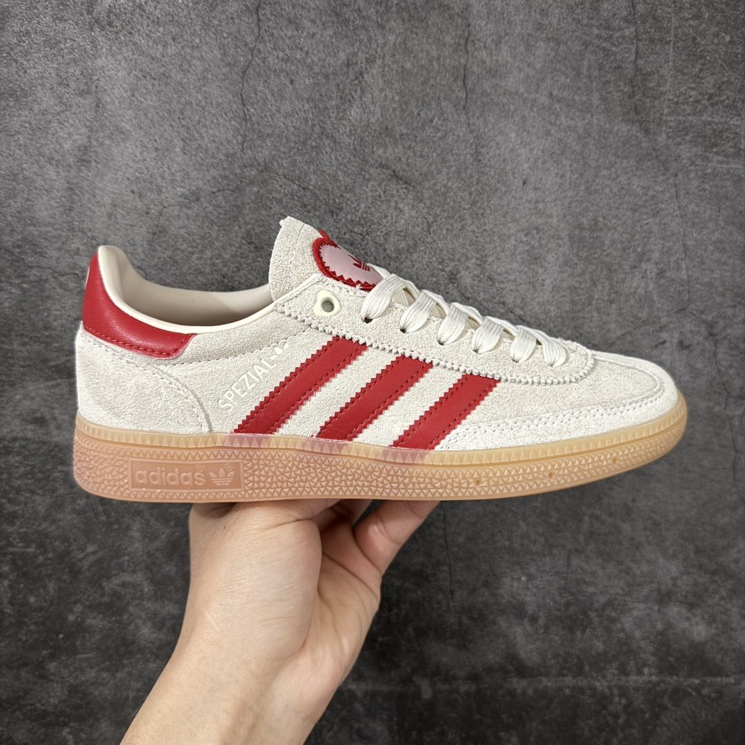 【纯原神版】AD Originals Handball SPZL 手球运动员系列百搭休闲运动板鞋 KH9044 口碑大厂出品 全网最全AD系列 品控大底版型不断改良更新 全套原纸板楦头开发 确保原汁原味 完美呈现版型 这款来自阿迪达斯的这款HANDBALL SPZL前身是一双手球运动鞋，这一次拿来复刻，所以鞋面的主要色彩选用了黑色， 鞋面外侧除了Spezial字母之外还有三叶草标志。Handball SPZL作为复古手球训练鞋与作为室内足球鞋的Samba有着异曲同工之处，但是质感更为出众的鞋身以及丰富的配色选择比起Samba来讲可以说是更胜一筹了！ 尺码：36 36⅔ 37⅓ 38 38⅔ 39⅓ 40 40⅔ 41⅓ 42 42⅔ 43⅓ 44 44⅔ 45-选品中心