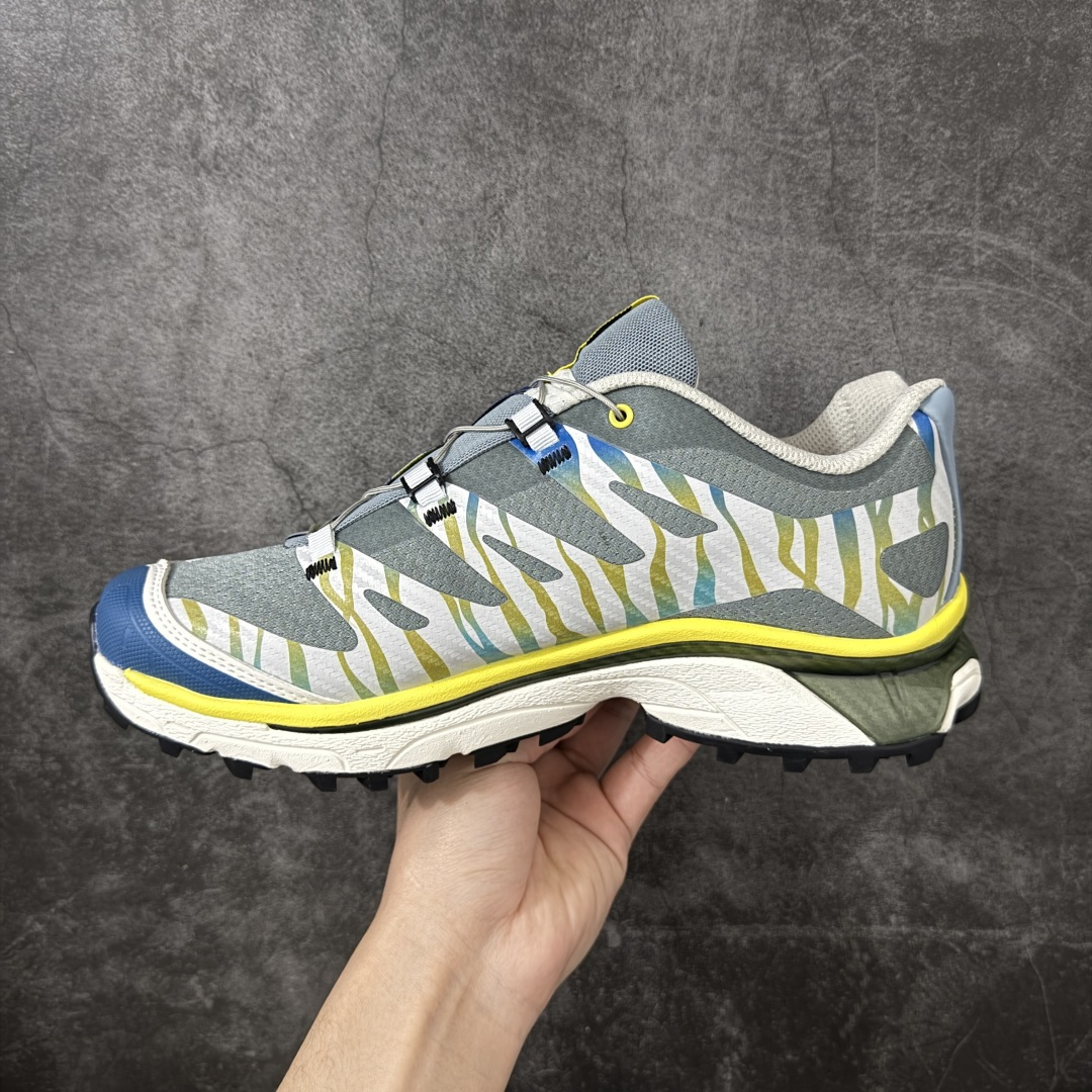 图片[2]-【莞产原底面】Salomon XT-4 OG Costs 萨洛蒙系列低帮城市越野机能透气休闲运动鞋 492116 鞋舌处附有迷你网眼袋收纳鞋绳以及下方的多色 Logo 标签 接着搭载奶油色 ACS 技术中底以及金色 TPU 塑料部件提升鞋款耐用性 中底与鞋面之间饰有海蓝色条状细节有效增添鞋款层次 最后应用黑色 Contragrip Chevron 外底完成鞋款设计 这次配色颇为高调 两款配色均以绚丽的渐变设计呈现 一款以粉紫渐变主打 另一款以黄绿渐变呈现 视觉效果相当吸睛 鞋面的使用玻璃纤维覆盖物加固 并通过细绳扣系带系统进行锁定 Salomon 的品牌logo 出现在脚后跟和前掌部位 中底虽然偏薄 但非常耐用 与模压塑料ACS 框架以及致密AC2 Muscle 鞋底单元结合 能够提供出色的支撑力和缓冲性 尺码：36 36.5 37.5 38 38.5 39 40 40.5 41 42 42.5 43 44 44.5 45-选品中心