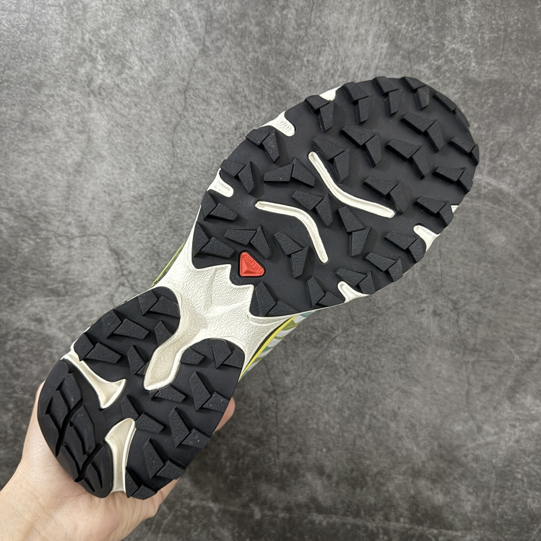 图片[9]-【莞产原底面】Salomon XT-4 OG Costs 萨洛蒙系列低帮城市越野机能透气休闲运动鞋 492116 鞋舌处附有迷你网眼袋收纳鞋绳以及下方的多色 Logo 标签 接着搭载奶油色 ACS 技术中底以及金色 TPU 塑料部件提升鞋款耐用性 中底与鞋面之间饰有海蓝色条状细节有效增添鞋款层次 最后应用黑色 Contragrip Chevron 外底完成鞋款设计 这次配色颇为高调 两款配色均以绚丽的渐变设计呈现 一款以粉紫渐变主打 另一款以黄绿渐变呈现 视觉效果相当吸睛 鞋面的使用玻璃纤维覆盖物加固 并通过细绳扣系带系统进行锁定 Salomon 的品牌logo 出现在脚后跟和前掌部位 中底虽然偏薄 但非常耐用 与模压塑料ACS 框架以及致密AC2 Muscle 鞋底单元结合 能够提供出色的支撑力和缓冲性 尺码：36 36.5 37.5 38 38.5 39 40 40.5 41 42 42.5 43 44 44.5 45-选品中心
