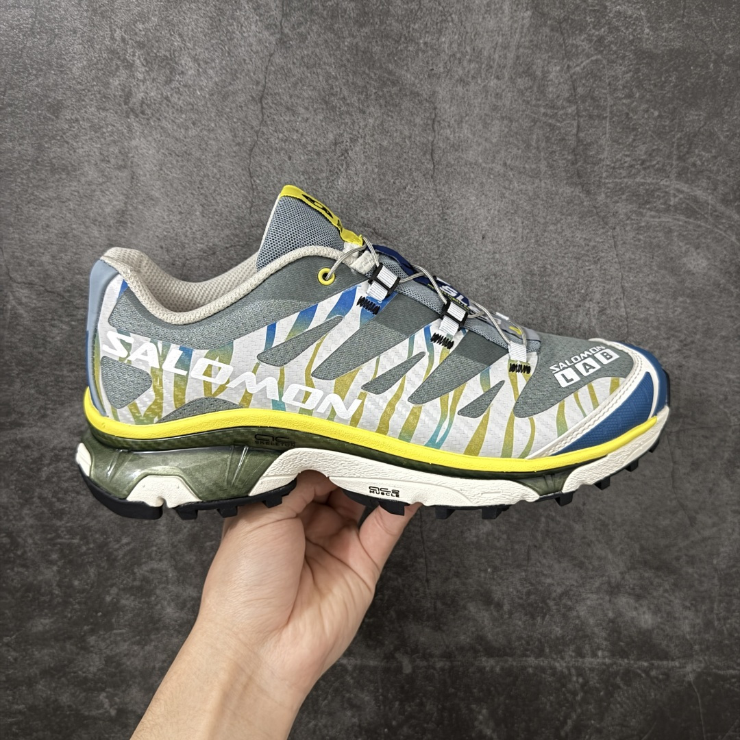 【莞产原底面】Salomon XT-4 OG Costs 萨洛蒙系列低帮城市越野机能透气休闲运动鞋 492116 鞋舌处附有迷你网眼袋收纳鞋绳以及下方的多色 Logo 标签 接着搭载奶油色 ACS 技术中底以及金色 TPU 塑料部件提升鞋款耐用性 中底与鞋面之间饰有海蓝色条状细节有效增添鞋款层次 最后应用黑色 Contragrip Chevron 外底完成鞋款设计 这次配色颇为高调 两款配色均以绚丽的渐变设计呈现 一款以粉紫渐变主打 另一款以黄绿渐变呈现 视觉效果相当吸睛 鞋面的使用玻璃纤维覆盖物加固 并通过细绳扣系带系统进行锁定 Salomon 的品牌logo 出现在脚后跟和前掌部位 中底虽然偏薄 但非常耐用 与模压塑料ACS 框架以及致密AC2 Muscle 鞋底单元结合 能够提供出色的支撑力和缓冲性 尺码：36 36.5 37.5 38 38.5 39 40 40.5 41 42 42.5 43 44 44.5 45-选品中心