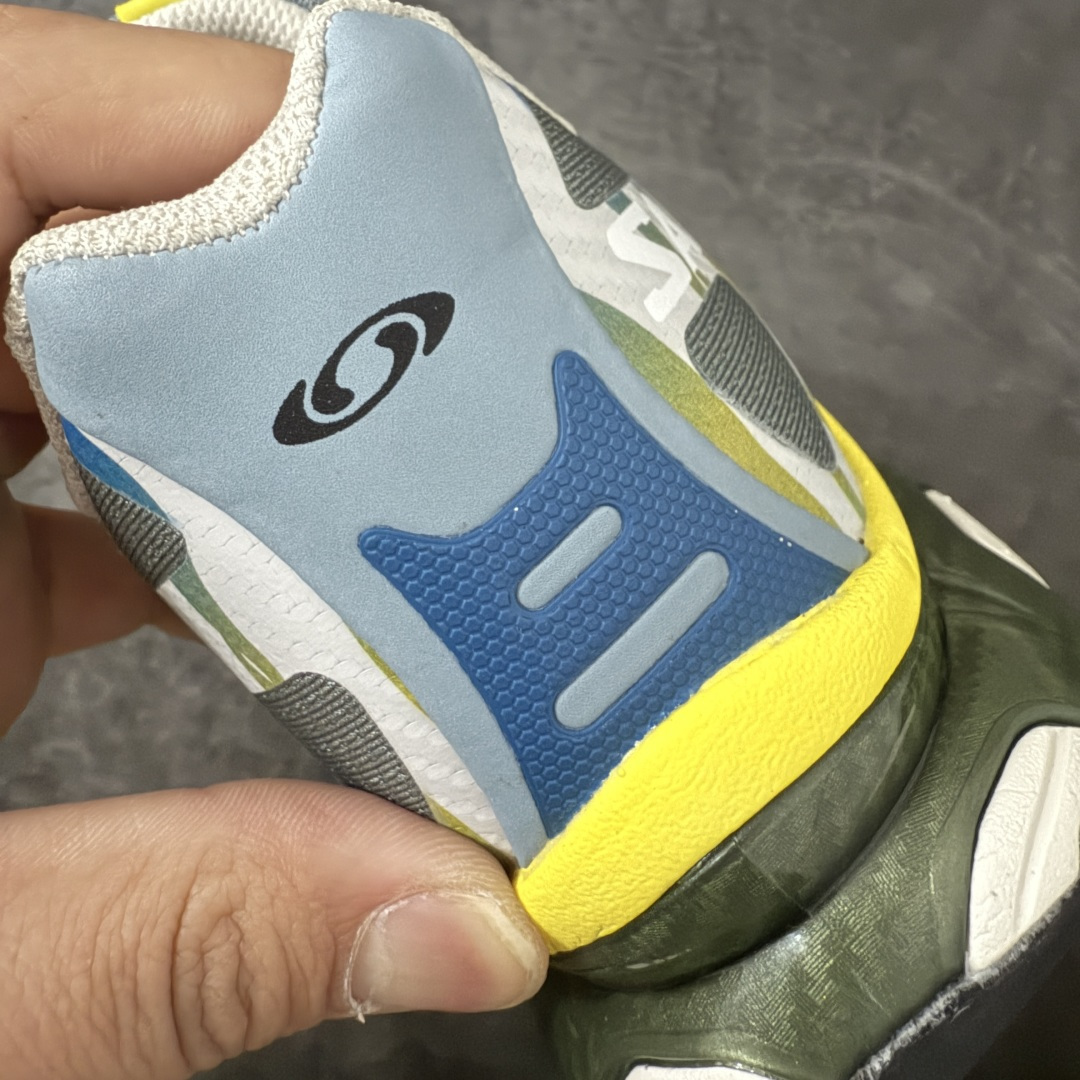 图片[2]-【莞产原底面】Salomon XT-4 OG Costs 萨洛蒙系列低帮城市越野机能透气休闲运动鞋 492116 鞋舌处附有迷你网眼袋收纳鞋绳以及下方的多色 Logo 标签 接着搭载奶油色 ACS 技术中底以及金色 TPU 塑料部件提升鞋款耐用性 中底与鞋面之间饰有海蓝色条状细节有效增添鞋款层次 最后应用黑色 Contragrip Chevron 外底完成鞋款设计 这次配色颇为高调 两款配色均以绚丽的渐变设计呈现 一款以粉紫渐变主打 另一款以黄绿渐变呈现 视觉效果相当吸睛 鞋面的使用玻璃纤维覆盖物加固 并通过细绳扣系带系统进行锁定 Salomon 的品牌logo 出现在脚后跟和前掌部位 中底虽然偏薄 但非常耐用 与模压塑料ACS 框架以及致密AC2 Muscle 鞋底单元结合 能够提供出色的支撑力和缓冲性 尺码：36 36.5 37.5 38 38.5 39 40 40.5 41 42 42.5 43 44 44.5 45-选品中心