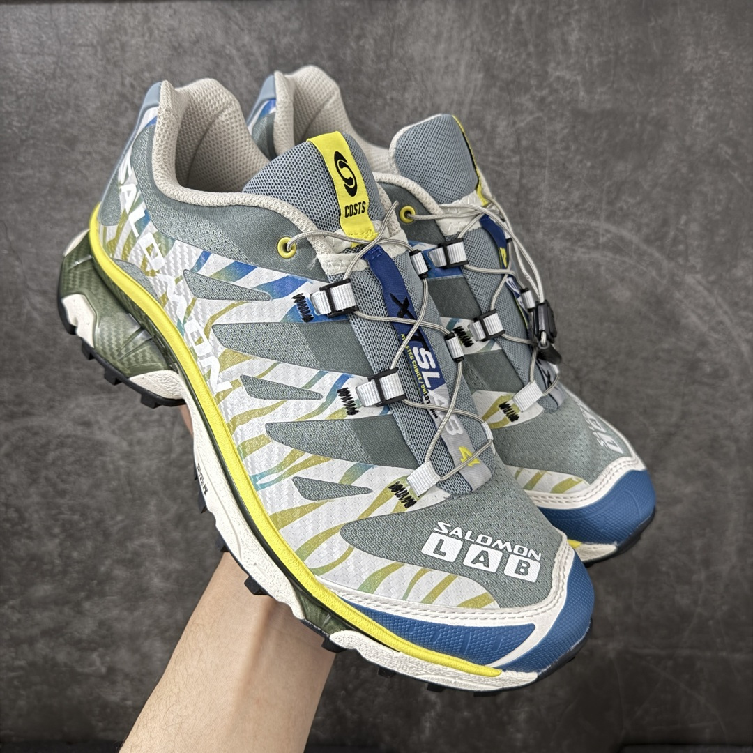 【莞产原底面】Salomon XT-4 OG Costs 萨洛蒙系列低帮城市越野机能透气休闲运动鞋 492116 鞋舌处附有迷你网眼袋收纳鞋绳以及下方的多色 Logo 标签 接着搭载奶油色 ACS 技术中底以及金色 TPU 塑料部件提升鞋款耐用性 中底与鞋面之间饰有海蓝色条状细节有效增添鞋款层次 最后应用黑色 Contragrip Chevron 外底完成鞋款设计 这次配色颇为高调 两款配色均以绚丽的渐变设计呈现 一款以粉紫渐变主打 另一款以黄绿渐变呈现 视觉效果相当吸睛 鞋面的使用玻璃纤维覆盖物加固 并通过细绳扣系带系统进行锁定 Salomon 的品牌logo 出现在脚后跟和前掌部位 中底虽然偏薄 但非常耐用 与模压塑料ACS 框架以及致密AC2 Muscle 鞋底单元结合 能够提供出色的支撑力和缓冲性 尺码：36 36.5 37.5 38 38.5 39 40 40.5 41 42 42.5 43 44 44.5 45-选品中心