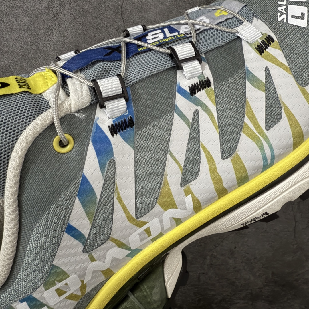 图片[4]-【莞产原底面】Salomon XT-4 OG Costs 萨洛蒙系列低帮城市越野机能透气休闲运动鞋 492116 鞋舌处附有迷你网眼袋收纳鞋绳以及下方的多色 Logo 标签 接着搭载奶油色 ACS 技术中底以及金色 TPU 塑料部件提升鞋款耐用性 中底与鞋面之间饰有海蓝色条状细节有效增添鞋款层次 最后应用黑色 Contragrip Chevron 外底完成鞋款设计 这次配色颇为高调 两款配色均以绚丽的渐变设计呈现 一款以粉紫渐变主打 另一款以黄绿渐变呈现 视觉效果相当吸睛 鞋面的使用玻璃纤维覆盖物加固 并通过细绳扣系带系统进行锁定 Salomon 的品牌logo 出现在脚后跟和前掌部位 中底虽然偏薄 但非常耐用 与模压塑料ACS 框架以及致密AC2 Muscle 鞋底单元结合 能够提供出色的支撑力和缓冲性 尺码：36 36.5 37.5 38 38.5 39 40 40.5 41 42 42.5 43 44 44.5 45-选品中心