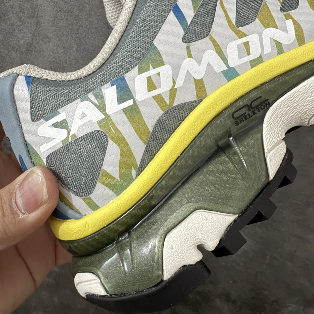 图片[3]-【莞产原底面】Salomon XT-4 OG Costs 萨洛蒙系列低帮城市越野机能透气休闲运动鞋 492116 鞋舌处附有迷你网眼袋收纳鞋绳以及下方的多色 Logo 标签 接着搭载奶油色 ACS 技术中底以及金色 TPU 塑料部件提升鞋款耐用性 中底与鞋面之间饰有海蓝色条状细节有效增添鞋款层次 最后应用黑色 Contragrip Chevron 外底完成鞋款设计 这次配色颇为高调 两款配色均以绚丽的渐变设计呈现 一款以粉紫渐变主打 另一款以黄绿渐变呈现 视觉效果相当吸睛 鞋面的使用玻璃纤维覆盖物加固 并通过细绳扣系带系统进行锁定 Salomon 的品牌logo 出现在脚后跟和前掌部位 中底虽然偏薄 但非常耐用 与模压塑料ACS 框架以及致密AC2 Muscle 鞋底单元结合 能够提供出色的支撑力和缓冲性 尺码：36 36.5 37.5 38 38.5 39 40 40.5 41 42 42.5 43 44 44.5 45-选品中心