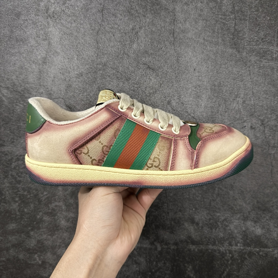 【莞产礼盒版】Gucci 脏脏鞋 小脏鞋 顶级工厂品质，专柜一比一无可挑剔，穿上脚舒适度燃到爆表 复古做旧元素，鞋舌水洗复古标，金属双Glogo相识度99%，满面的Gucci元素；毛巾布内里，牛皮垫脚加3mm的乳胶比真皮的鞋子舒服多了， 环保TPU耐磨大底，柔软有弹性。 鞋舌内侧采用进口松紧带，拉力超级棒又不会勒脚 我是无原版不开发，只有拿到原版做出来的鞋子才能不差毫厘，秒杀市面版本，每一针一线都是非常紧实饱满。调试的过程是最花心思的修修改改不下百遍才调整到完美的状态让各种脚型都穿的舒适 尺码：35 36 37 38 39 40-莆田鞋